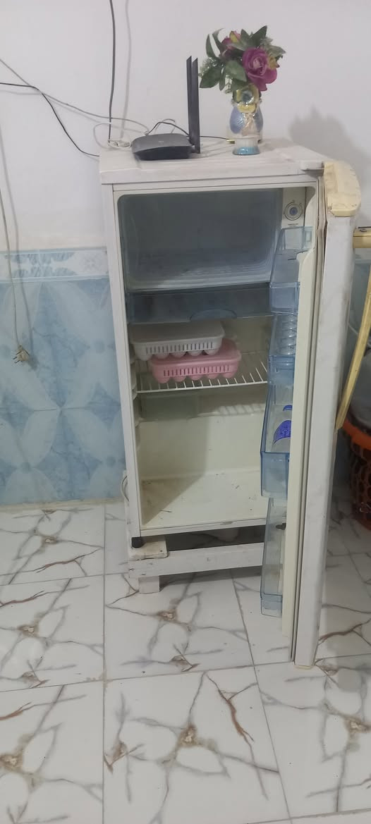 سلام عليكم شلاجه تشتغل بس متبرد ماعرف شنو عطله البيع بسعر ٣٠ المكان نجف حي النصر ***********
