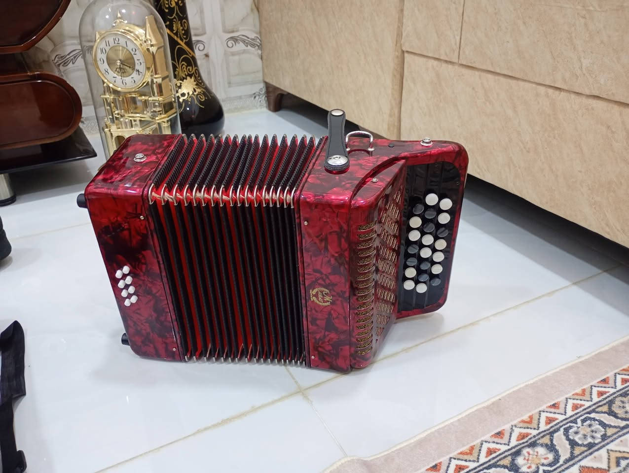 السلام عليكم 
هذني ابيعهن جملة كلهن بيعه وحده 
1.اورك حجم كبير120 شحن مو كهربائي 
2.آلة الهولوسي الصينة الشهرية 
3.جيتار صوتي (Acoustic Guitar) بلون أسود مطفي وتصميم عصري.
4.الأكورديون الاحترافي بـ 22 مفتاحًا و8 أزرار باس، 
5.جيتار ذكي محمول قابل للشحن بمنفذ USB.
*********** بيع مستعجل 500
