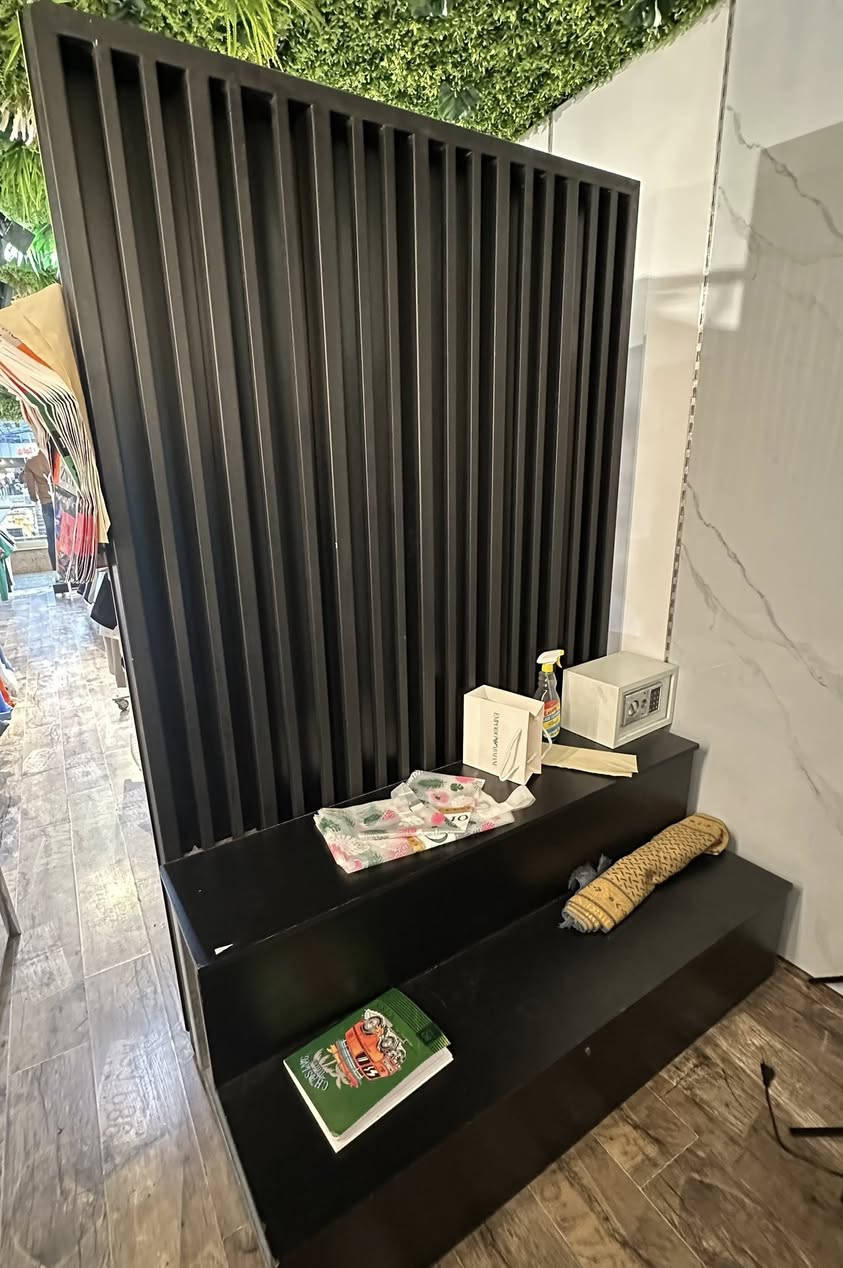 السلام عليكم قاطع خشبي للبيع 
السعر (450) وبي مجال حق الجيه
ويجي وياه "ستيج" أو "ستاند عرض" جوة.
الطول 2.20سم  والعرض 1.50سم
رقم الهاتف ***********
