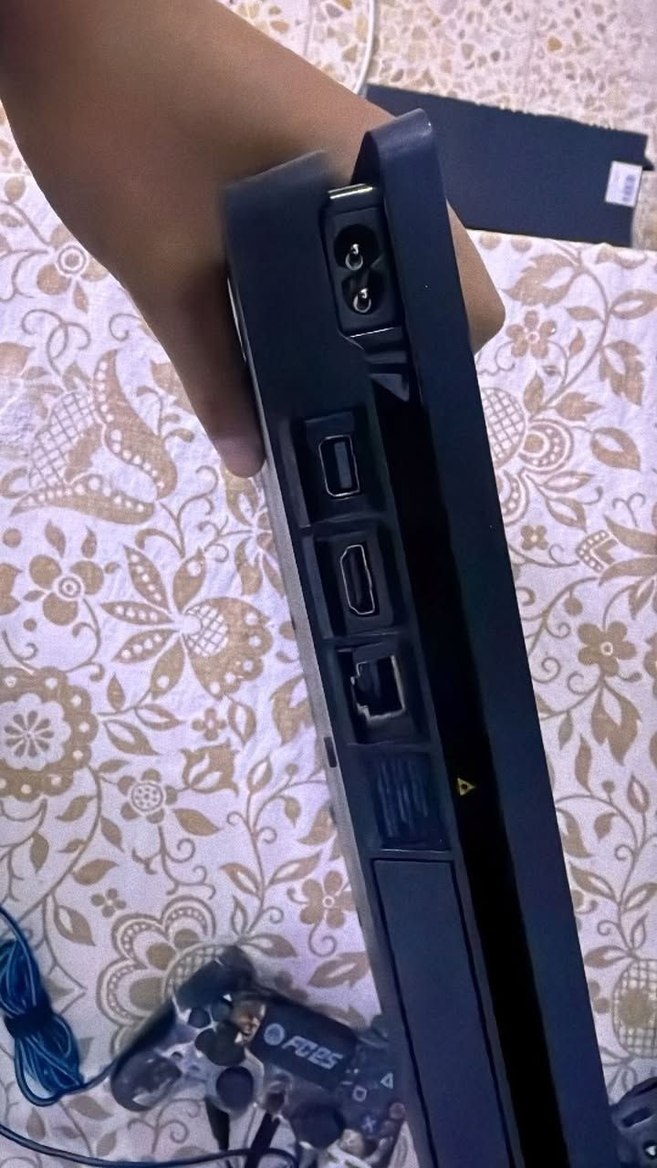 عندي بلي فور سلم اونلاين وياه يدتين وحدة اصلية والثانية تجارية مفتوح مبدل ايسي HDMI فقط ومع 5 العاب اقراص gtav/باتل فيلد 1 /ماينكرافت /بيس 19و20  مع ملحقاته كاملة تواصل على الواتساب ***********
