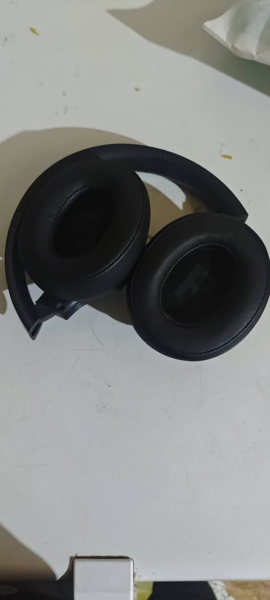 سماعه
إلغاء الضوضاء

النشط (Active Noise

Canceling) الميزة الأساسية للسماعة كما هو

مكتوب على العلبة، وتعمل على عزل الأصوات

ونقية.

والضجيج المحيط بك لتمنحك تجربة استماع هادئة

تصميم مريح فوق الأذن (Over-Ear) تأتي بطوق رأس قابل للتعديل ووسادات أذن ناعمة ومريحة للاستخدام الطويل دون الضغط على الأذن.

تجربة صوتية متطورة Play Beyond) الشعار المكتوب يشير إلى توجيه السماعة لتقديم أداء صوتي محيطي ومميز، سواء للموسيقى الأفلام، أو الألعاب.

بطارية تدوم طويلاً تتميز هذه السلسلة من HiFuture بعمر بطارية ممتاز يكفي للاستخدام لعدة أيام مع دعم

الشحن السريع عبر منفذ Type-C.

ميكروفون مدمج عالي الوضوح الإجراء المكالمات الصوتية بوضوح وتصفية صوتك عن الضوضاء أثناء

التحدث

اتصال لاسلكي مستقر تدعم تقنية البلوتوث الحديثة لضمان اتصال سريع ومستقر مع هاتفك أو حاسوبك 

سعرها 35


**إذا كنت صاحب هذا الإعلان وتريد حذفه لأي سبب، رجاءا أرسل رسالة إلى الدعم الفني**
