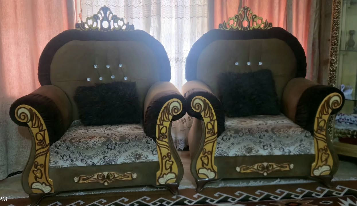 السلام عليكم...
تخم نجارة خشب أصلي 
متكون من قنفتين ثلاثية 
قنفة ثنائية 
وإثنين كراسي 
اي ضرر ما بيه  .....


**إذا كنت صاحب هذا الإعلان وتريد حذفه لأي سبب، رجاءا أرسل رسالة إلى الدعم الفني**