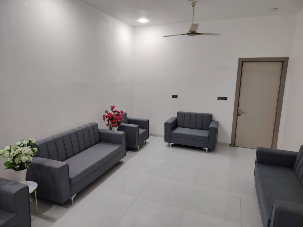 دار للبيع عله طريق الزوار خلف السكلات يبعد عن الشارع العام سبعين متر مساحت الدار200متر  طابو زراعي سند 25مداور ثاني يوم عرض الشارع 8 متر  الدار بي غرف عدد 3 صاله 8في 4 ومطبخ حار ومطبخ بارد ستقبال 7في 4 مجاميع صحيه عدد 2 داخليه وخارجيه بنيان درجه اوله طابوك جمهوري  كونكريت للاستفسار ***********
