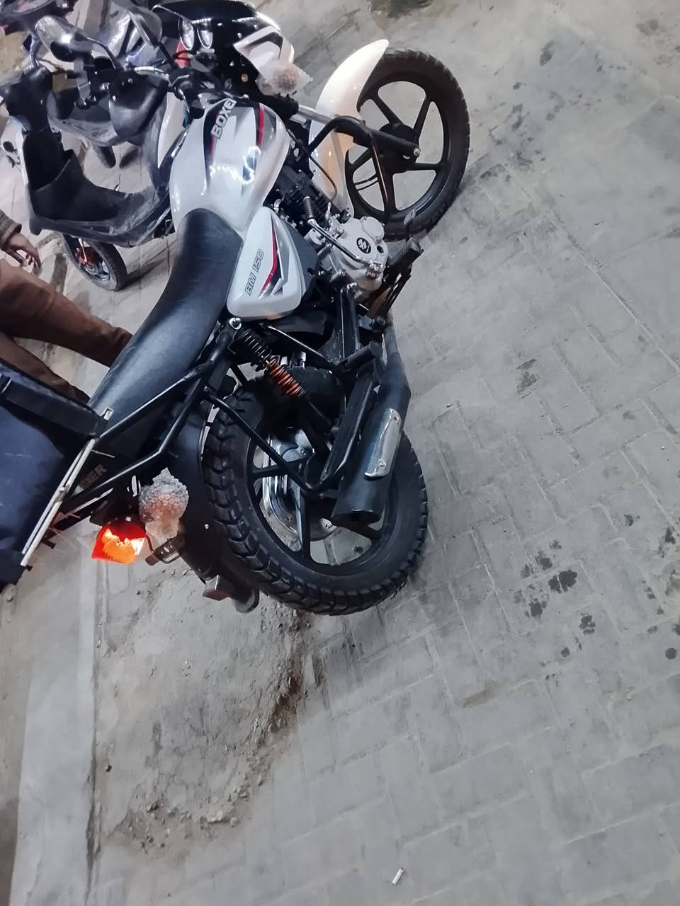 السلام عليكم بوكسر مديل 23 كفاله عامه محرك مكفول دراجه كلش نضيفه رايدها ب 1800 مليون وثمنميه مكاني بغداد البياع اوراق كامله شرط الترقيم ***********
