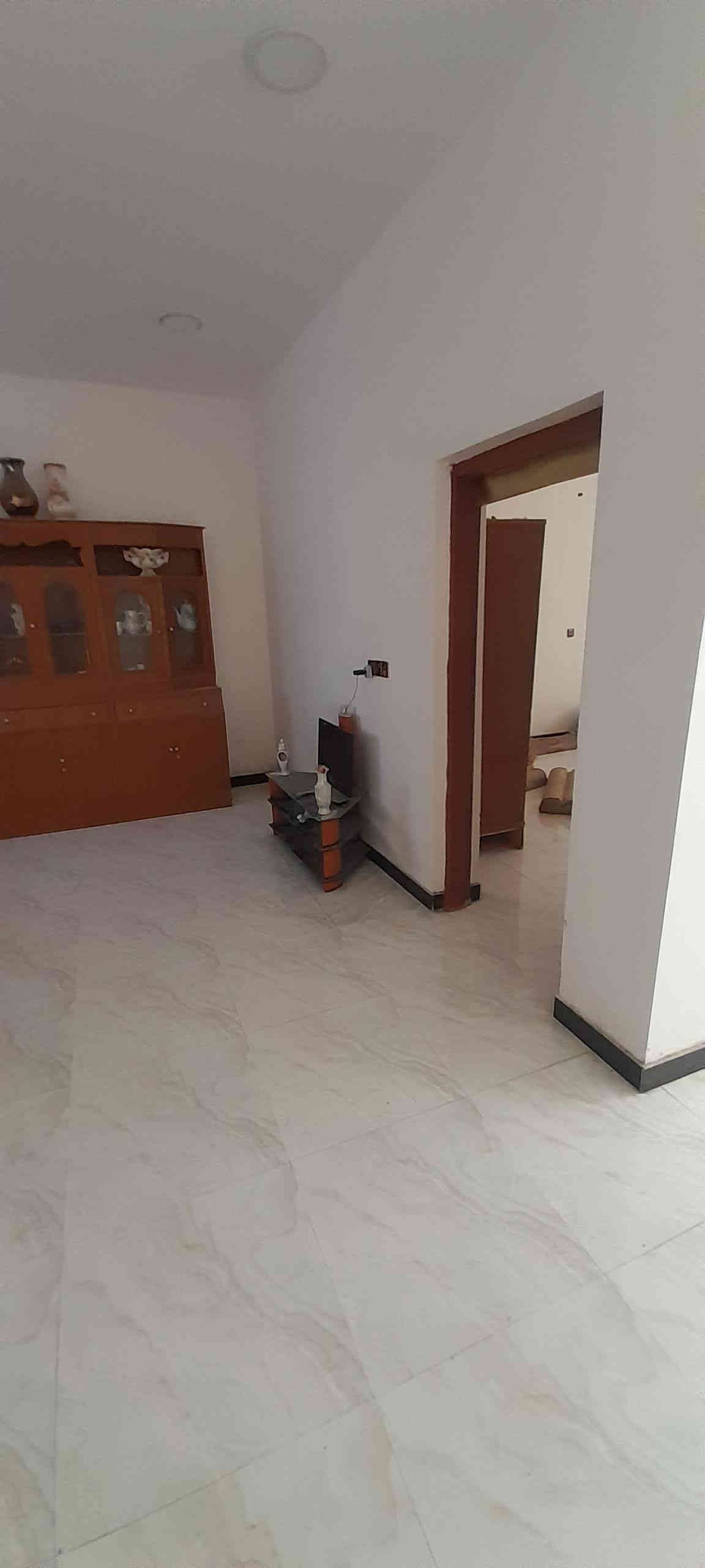 السلام عليكم بيت مساحة ٢٠٠ م في الموحيه نزله الصفاه القديمه يتكون الطابق الارضي من غرفتين ومطبخ وصالتين واستقبال ومنور عدد ٢ وصحيات داخلي وخارجي والطابق الثاني من ٤ غرف وصاله وصحيات السعر ٤٠٠ للاستفسار الاتصال على الرقم الاتي ***********
