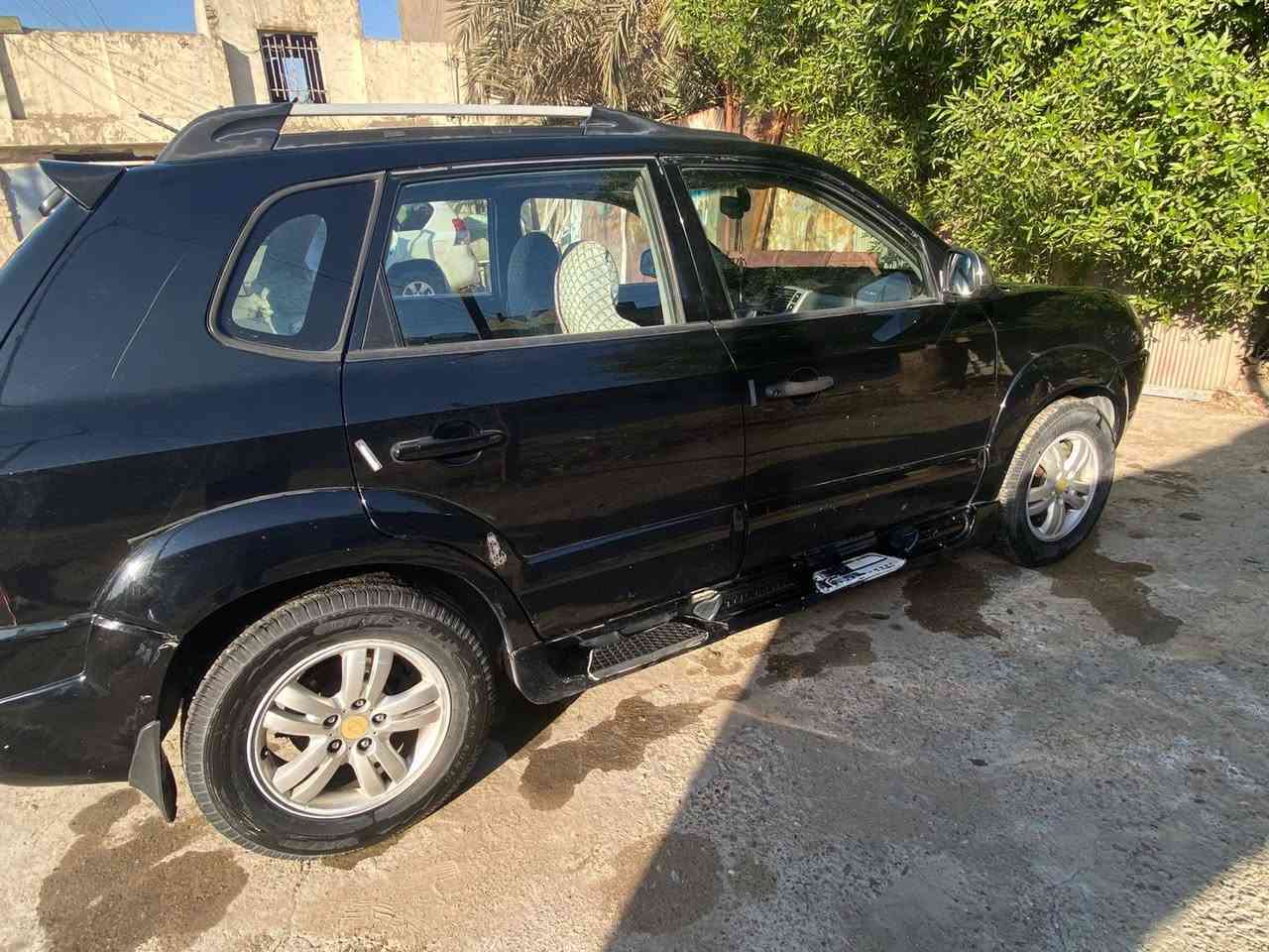 السلام عليكم 
توسان موديل 2007
 رقم بغداد الماني بأسمي 
محرك 2700 ستة سلندر 
سلايت روف
شاشة + كاميرا
تشغيل عن بعد
تدفئة بالمقاعد الأمامية 
تبريد شغال 
صدر امامي جديد 
داينمو + سلف + باور ستيرن جديد 
حادثها بامريكا جاملغ امامي جهة السكن 
باقي السيارة بدون حادث ولاصبغ 
وبيها جراد قليل بالبنيد والقمارة 
سنوية نافذة شهر 1
مكان السيارة بغداد الرصافة
السعر   90$ وبيها مجال 
للتواصل ***********
