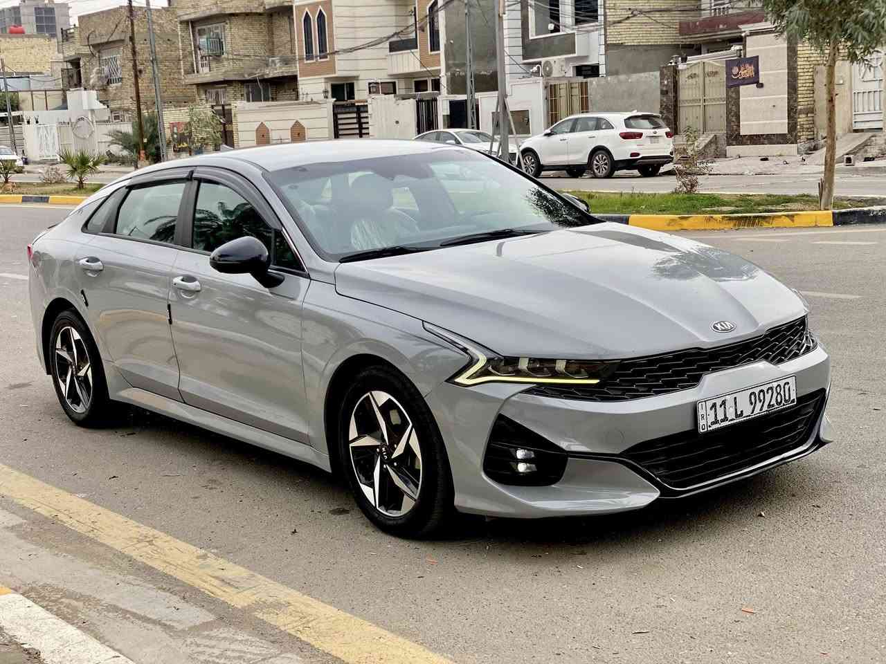 السلام عليكم 
K5 GT LINE 2021 
للبيع كي فايف جيتي لاين فول مواصفات عدا البانوراما 
لون سمنتي مميز رقم بغداد بأسمي تحويل مباشر 
بصمة تشغيل وبصمة ابواب وجنطة 
ترحيب عند الاقتراب وفتح الجنطه عند الاقتراب 
تشغيل عن بعد 
كشن كهرباء 
تبريد مناخين منفصل الصدر والسائق 
اربعة أنظمة قيادة سبورت ، نورمال ، كوستم ، سمارت 
رادار امامي جانبي خلفي 
مري كهرباء ونقطة عمياء 
قيادة ذاتية
شاشة كار بلي ،كامرا دوارة 
سيارة جديدة جداً صدر امامي وخلفي جديد تخم تايرات جديد ماشية 58 الف mi 
حادثها جانبي بدون دواخل موضح بالصور مع السونار ايرباك بردة فقط وراجع سستم
بالعراق انصبغ نص هلال جاملغ خلفي فقط موضح بالصور 
السعر 163 
📞*********** بغداد الكرخ
