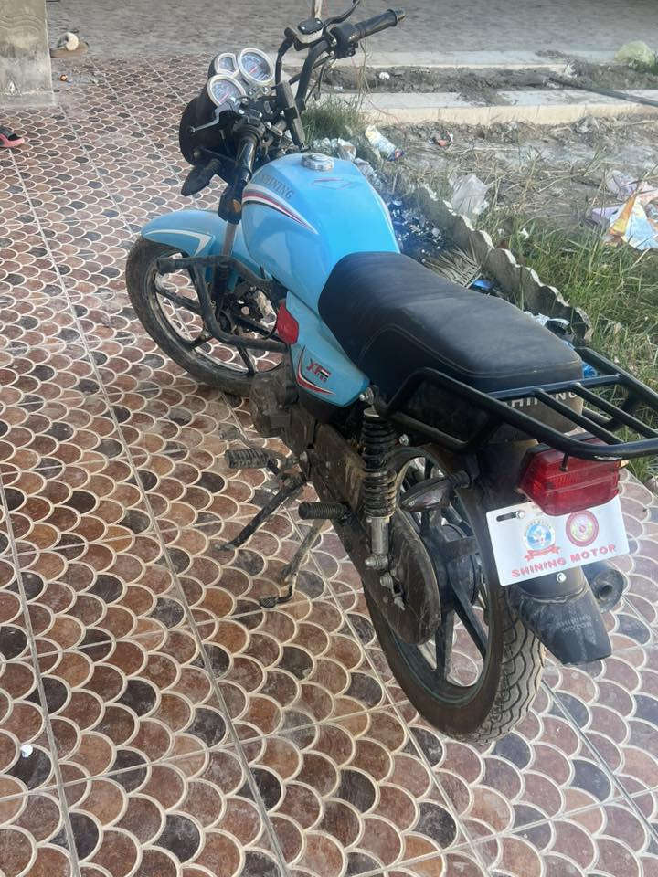 السلام عليكم 
دراجه شاينك 2025
الدراجه جديده صارلي شهرين تقريبا طلعتها من الوكيل و تراكها 
الدراجه جديده 
مكاني ثوره 
***********
