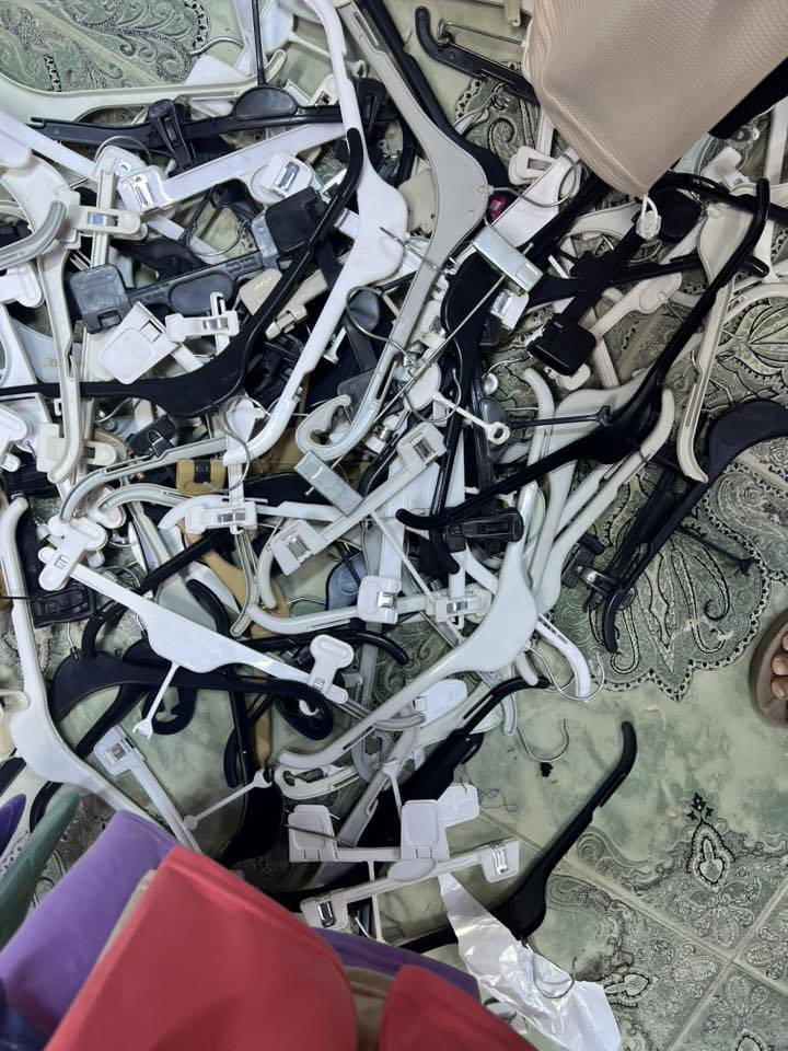 عندي من هاي التعاليك كمية يطلع بيهن شليف كامل ماعرف عددهن هواي ***********
