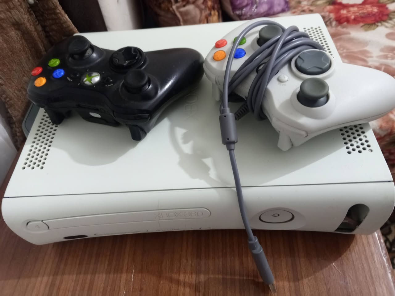 سلام عليكم
لبيع 

بلي اكس بوكس 360 

 

عدد اليدات 2 

العاب 140 لعبه 

السعر 100 وبي مجال 

عنوان كوفه شارع المعمل

*********** بي واتساب 

لون ابيض
