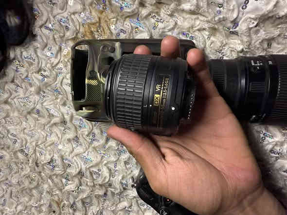 نيكون 7000Dنضيفه كلش وياها عدستين 18-55ولثانيه 70-300يشتغل فوكس بطاريتين رام شاحنه جنطه تحويله حزام  جيلاتين  سعر 450وبيها مجال مكاني نجف توصيل ماعندي *********** لاستفسار
