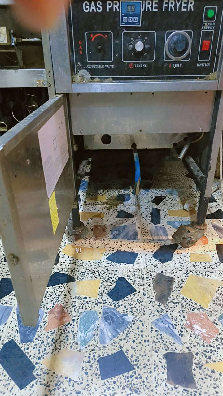 يا الله جدر كنتاكي للبيع
جدر جديد شغال نضافه فول بي نقص بس حساس زيت واكف 
مكاني واسط قضاء الصويرة 
***********
السعر خاص
