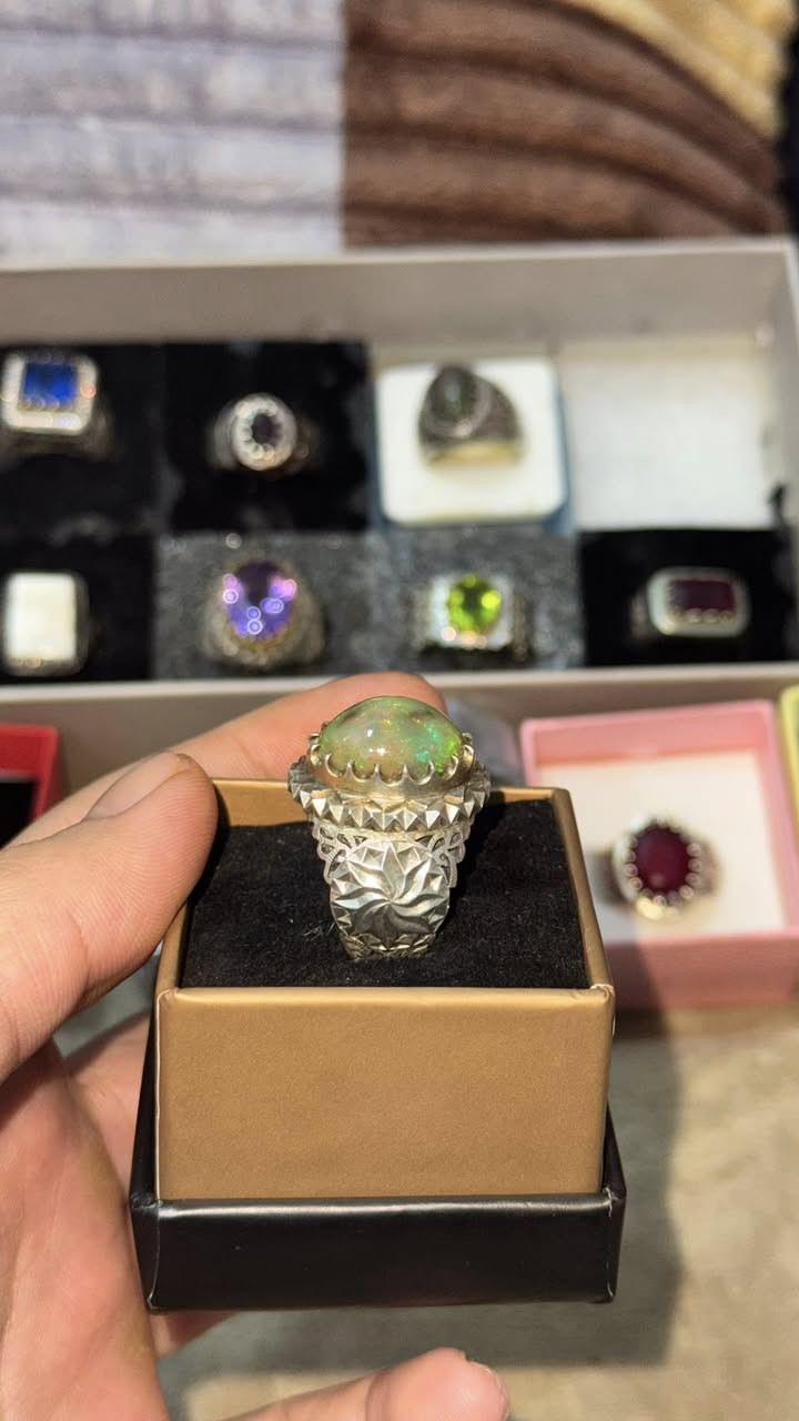 حجر الاوبال فول فاير
صياغة مهدي رحماني صياغه يدويه وثقيله الي يحبون القطع نادره والمميزه 
عنواني البصره 
***********
