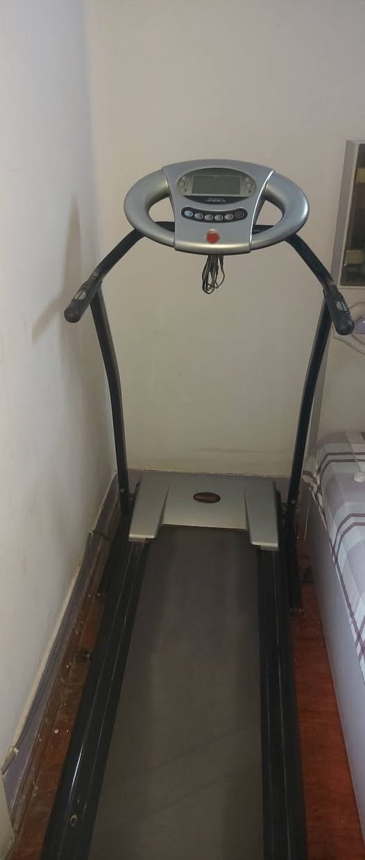 مشاية كهربائية
المواصفات: 
• ​الماركة: Rock
• ​الموديل: GW-1322C 
• ​القوة: 1500 Watt 
• ​الكهرباء: 220V 
• ​الشاشة الديجيتال واللوحة  شغالة تمام (تقيس السرعة، الوقت، المسافة، والسعرات). 
• ​ملحوظة للأمانة: المشاية بتعمل صوت  عند التشغيل بسبب عدم الاستخدام لفترة، وتحتاج فقط لنقاط زيت سيليكون مخصوص للمشايات (موجود في أي محل رياضي)،


**إذا كنت صاحب هذا الإعلان وتريد حذفه لأي سبب، رجاءا أرسل رسالة إلى الدعم الفني**