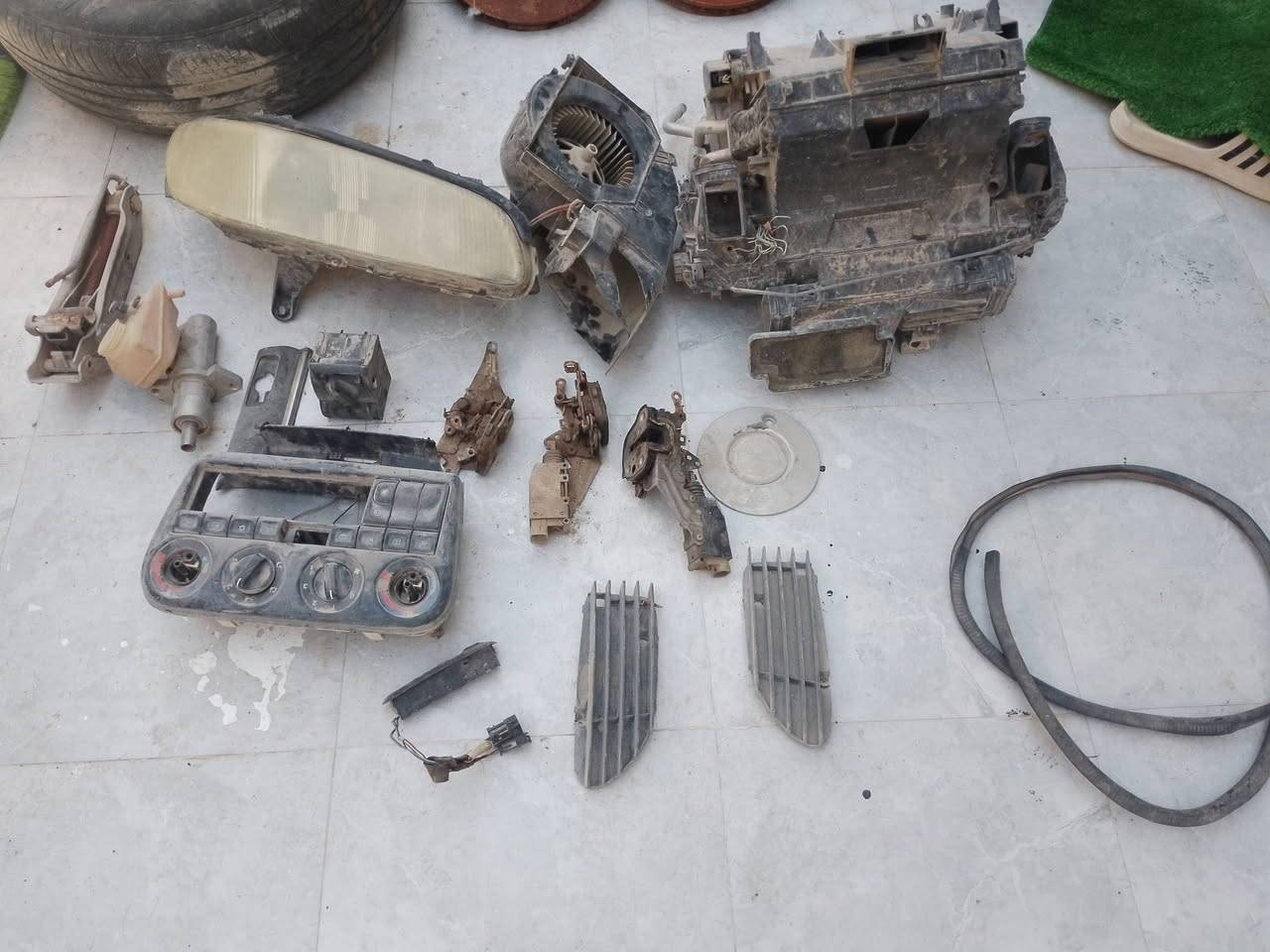 السلام عليكم 
أغراض أوبل بزون لبيع
تفصيخ
مال  حاويه
بيعت السيارة واريد ابيع المواد
واليخذهم كلهم شلع اله هدية 
صندوق أغراض نواعم لسيارة كلشي بي 
مع مكائن جام
المكان البصرة شط العرب 
***********4
