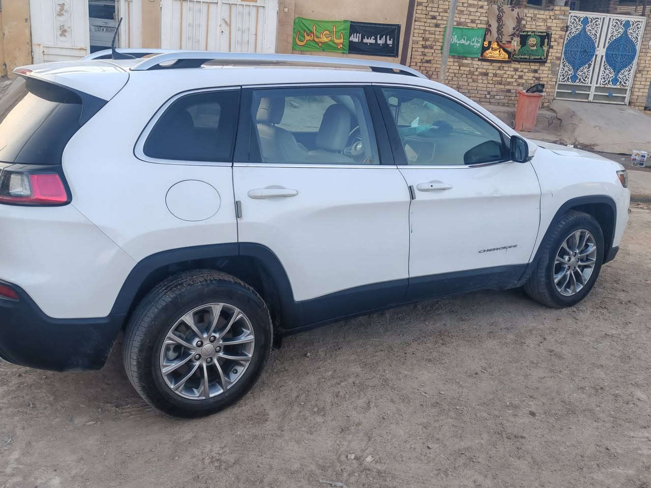 ​الموديل والمحرك: جيب شيروكي (بزون) لاتيود 2021 - محرك 6 سلندر 3200cc (عزم قوي وتبريد ثلج).
جيب شيروكي (بزون) لاتيود 2021
محرك 6 سلندر 3200cc (عزم قوي وتبريد ثلج).
​العداد واللوحات: ماشية 81 ألف.
رقم بغداد / مشروع وطني، السنوية لـ 2028، والهزة جديدة.
​✨ أبرز المواصفات (فول أعلى صنف):
​سقف بانوراما چبيرة
جنطة خلفية كهرباء.
​داخل جلد اوف وايت (كراسي كهرباء + ميموري خزن).
​تدفئة كشنات
تدفئة ستيرن.
​شاشة چبيرة (آبل كاربلاي وأندرويد أوتو)
سستم صوت Bose الأصلي مع دمام.
​رادارات كاملة (رادار أمامي وتوقف ذاتي، رادار جانبي نقاط عمياء، نظام المحافظة على المسار).
​كاميرات و حساسات خلفية.
​بصمة تشغيل عن بعد
لايتات وكشافات زنون .
​طخم تاير جديد
أرضيات تفصال جلد أبيض (شغل حجي محمود بعد).
​
وضع السيارة والحادث:
وارد أمريكي، الحادث جاملغ أمامي مبدل بنيد وشبكة فقط (تصليح درجة أولى هنا بالعراق قوالب بلاد).
​الشاصي واللغد والمحرك: سليمات ومكفولات 100%.
​الإيرباك: طاق بالحادث ومصلح سستم كامل  وشغال طبيعي.
​📌 السعر عالخاص
📞 للتواصل: [***********]
العنوان ميسان
