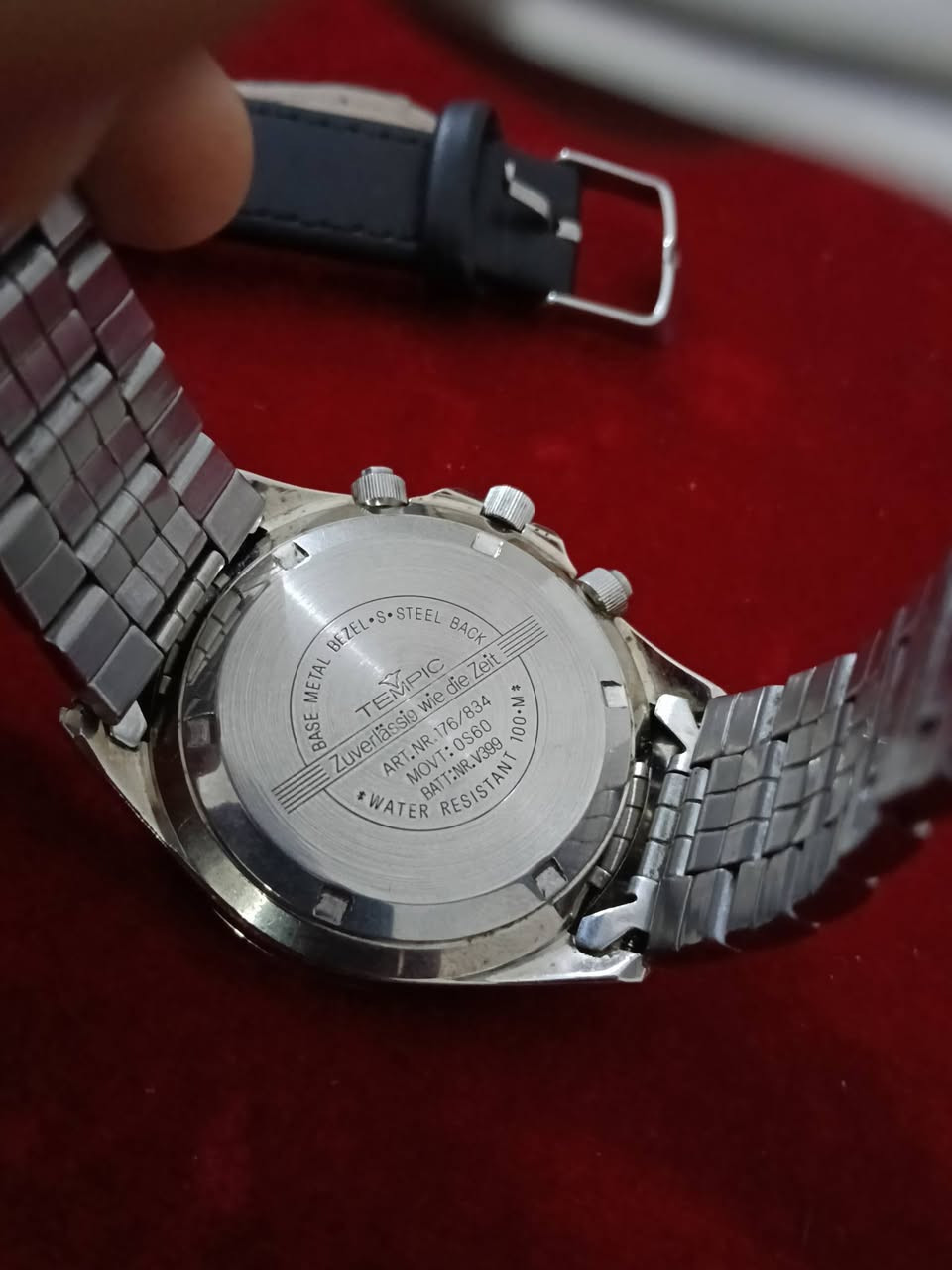 ساعة رجالية Tempic أصلية – تصميم رياضي أنيق ⌚🔥
ساعة Tempic كرونوغراف بحالة ممتازة، تصميم جذاب مناسب للاستخدام اليومي والرسمي.
ماركة: Tempic
النوع: كرونوغراف (Chronograph)
الخامة: ستانلس ستيل (Stainless Steel)
الحركة: كوارتز (بطارية)
مقاومة الماء: 100 متر (مكتوب على القرص)
الوظائف:
ساعة + دقائق + ثواني
كرونوغراف (عداد توقيت)
3 عدادات داخلية
تاريخ (عند جهة الساعة 3)
مقياس سرعة (Tachymeter) على الإطار 
السعر خاص


**إذا كنت صاحب هذا الإعلان وتريد حذفه لأي سبب، رجاءا أرسل رسالة إلى الدعم الفني**