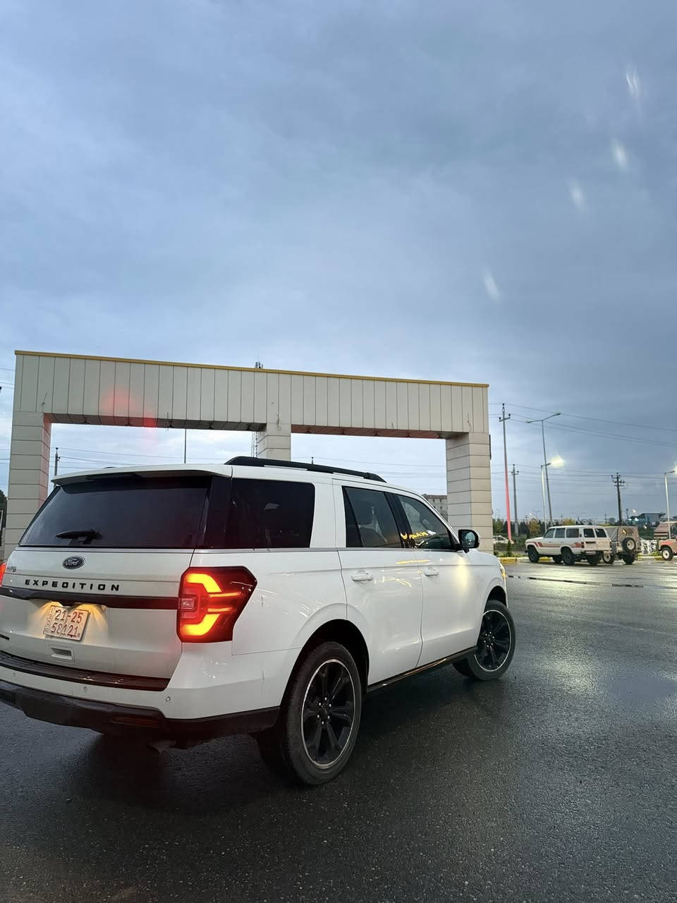 سلام عليكم فورد ايكسبيديشن
موديل:٢٠٢٣
مواصفات:لميتد فول فول
كشنات:vip
سيارةبيها قتعين صبغ صورةمال حادث موجود 
سعربلاش:٣٢٥ورقة بيها مجال 
رقم تلفون ***********whatsappرقم

