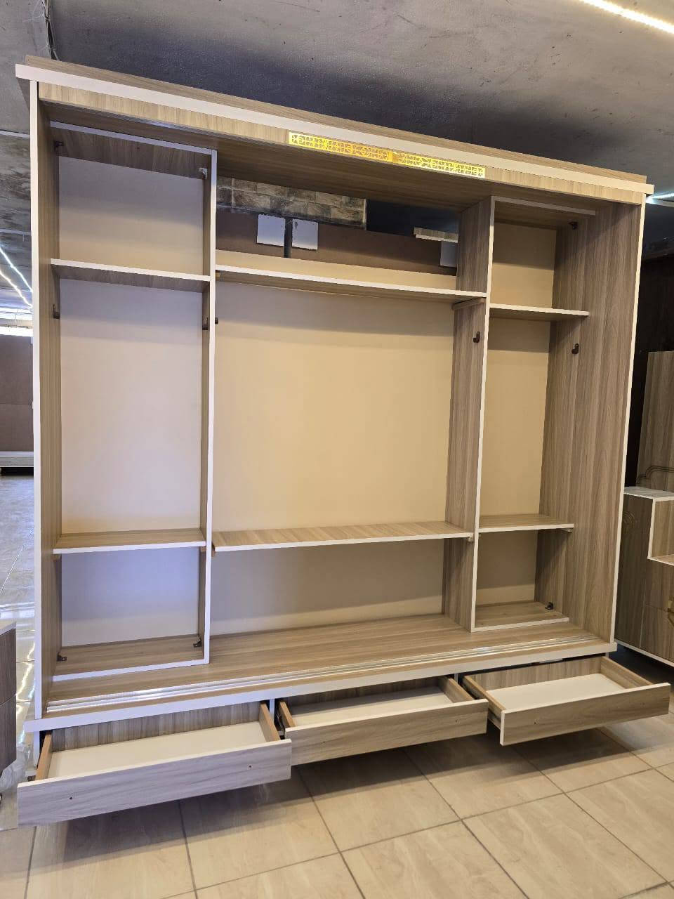 💥العروض الحقيقية بتلاقيها عنا بس👍
🛏️ غرفة نوم  جرار خشب لمايكا 18مم + فرشة هدية0968277037
💰6 مليون و500 ألف فقط!
🎨 تصميم عصري وأنيق يشمل:
✨ سرير مجوز صندوق 160×200
✨ خزانة 3 أبواب جرار 220×217 [مقطعة رفوف من الداخل مع تعاليق للملابس ] مع 3دروج للخزانة
✨ مكتب مع مرآة + 4 أدراج + تابورية
✨ كمدينتين + شازلونة للسرير
🚛 توصيل وتركيب سريع حتى باب بيتك!
📲 احجز الآن قبل نفاد الكمية واستمتع بغرفة أحلامك!


**إذا كنت صاحب هذا الإعلان وتريد حذفه لأي سبب، رجاءا أرسل رسالة إلى الدعم الفني**