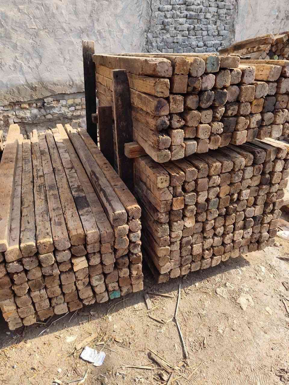 سلام عليكم قالب خشب للبيع لوح مشتغل شغله وحده العدد 13 مكعب ونص  السعر مناسب كلش الرقم ***********
