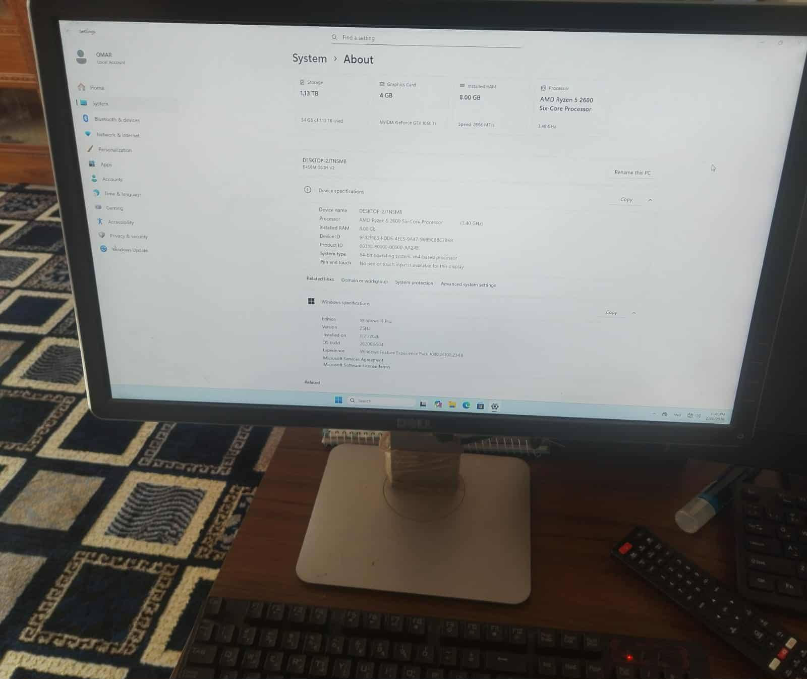 اغراض للبيع
حاسبه للبيع
 💻 للبيع: حاسبة كيمينك (Gaming PC) متكاملة بنظافة ممتازة
الحاسبة نظيفة جداً (مثل ما موضح بالصور نايلون الكيس بعدها عليه) وجاهزة للاستخدام المباشر، مناسبة جداً للألعاب (مثل ببجي، فورتنايت، قراند) وللتصميم والدراسة.
🔍 المواصفات التقنية:
المعالج (CPU): AMD Ryzen 5 2600 (ستة أنوية، أداء قوي جداً بالبرامج والألعاب).
كارت الشاشة (GPU): NVIDIA GeForce GTX 1050 Ti (ذاكرة 4GB GDDR5) - معروف بأدائه المستقر.
الذاكرة العشوائية (RAM): 8GB DDR4 بسرعة 2666 MT/s.
التخزين (Storage): هارد سعة 1.13TB (مساحة كبيرة جداً لكل ملفاتك وألعابك).
اللوحة الأم (Motherboard): Gigabyte B450M DS3H V2 (تدعم التحديث المستقبلي بسهولة).
النظام: وندوز 11 برو (Windows 11 Pro) أصلي ومحدث.
📦 الملحقات المجانية:
شاشة نوع DELL أصلية بدقة واضحة.
كيس (Case) احترافي يحتوي على 3 مروح RGB أمامية للتبريد والشكل المميز.
سبيكر (Subwoofer) ماركة Kisonli بصوت نقي وقوي (يدعم بلوتوث، USB، ورام).
كيبورد وماوس كاملة.


**إذا كنت صاحب هذا الإعلان وتريد حذفه لأي سبب، رجاءا أرسل رسالة إلى الدعم الفني**