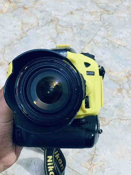 سلام عليكم البيع 
1-كامره نيكون 7200 وعدسه 70-105 رايده ب550الف كامل ملحقاته
2-رولن  يحمل وزن 3كيلوات رايده 175الف  
3-حاسبه نضيفه جدن كما موضح بلصور والفيديو ب90الف  العنوان واسط كوت ..التصال *********** الستفسار اكثر راسلني
