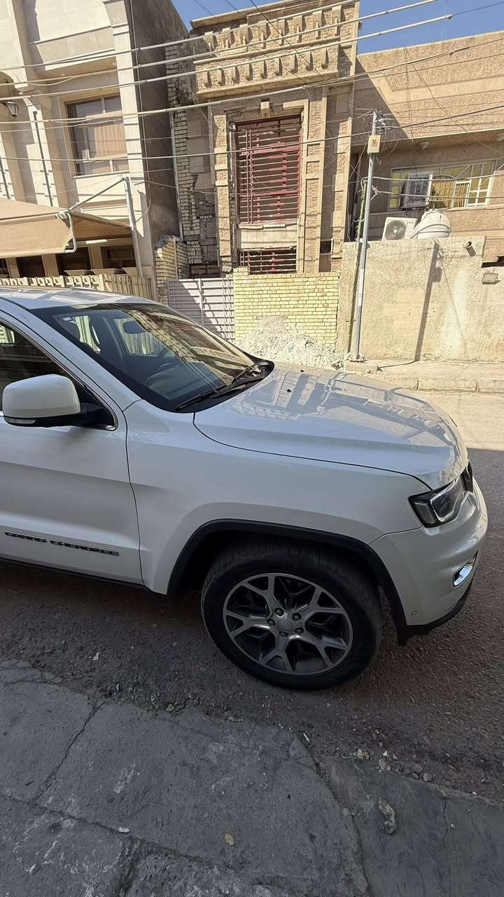 للبيع جيب كراند شيروكي خليجي
ليمتد x موديل (٢٠١٩) فول مواصفات 
مكفولة كير ومحرك وحادث 
المحرك : 3.6L  V6 
كشنات جلد
الرقم : بغداد ب اسمي 
اللون : ابيض 
دفع رباعي 4*4
استيرن كهربائي 
شفتات ستيرن 
٣ شاشات 
كير ٨ سرع اوتماتيك وعادي 
مرايا كهربائية قابلة للطي 
بصمة ابواب عدد ٢ 
تحذير نقطة عمياء 
سقف بانوراما فتحتين 
نظام الخرائط Gps
المصابيح زنون 
زراكات مازدات 
كشافات الضباب زنون 
تشغيل عن بعد 
صندوق كهرباء 
حفظ وضعيات الجلوس خزن (ميموري)
المقاعد الامامية كهربائية تدفئة وتبريد 
المقاعد الخلفية تدفئة 
حساسات امامية وخلفية 
تدفئة ستيرن 
محدد سرعة 
دبل كزوز خلفي 
مشغل اقراص 
ويل قياس ٢٠ 
كامرا خلفية ٣٦٠ درجة 
نظام تشغيل واطفاء اوتماتيكي 
السيارة 90 km 
عنوان السيارة البلديات ( ***********)
