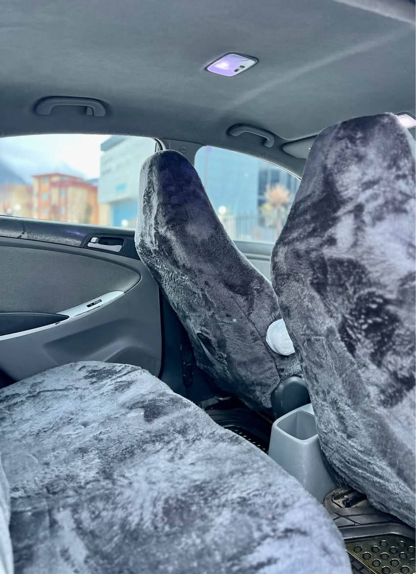 بسم الله الرحمن الرحيم(***********)
Honda Accent 2012 سەیارەکە ساغە 
هۆندا ئەکسێنت ٢٠١٢ ساغ موس و براوە نییە بەشەرت
سەیارەکە بێ رەقەمی دوبەیە مالی مەدەنی بەشەرت
کامل بۆیاغ کراوەتەوە بۆجوانی پشت و پێش کەپسە
دەحم و لێدران هیچی نییە هەموو گیانی بەشەرت
گێر و مەکینە بەشەرت کارەبایی بەشەرت 
تەقە و رەقەی هیچ نییە تایەی تازەیە پاتری تازەیە
مواسفات ئەمریکییە گێچ وەنەوشەیە زینۆنە ئیکۆیە
شاشەیە ABS گێڕ تۆماتیک و عادیە بلاجکتۆرە
سعری ٥٢ گەڵا مەجالێکە شوێنی سەیارەکە ڕانیەیە
*********** ڤایبەر و واتسئاپی لەسەرە رانية, السليمانية
