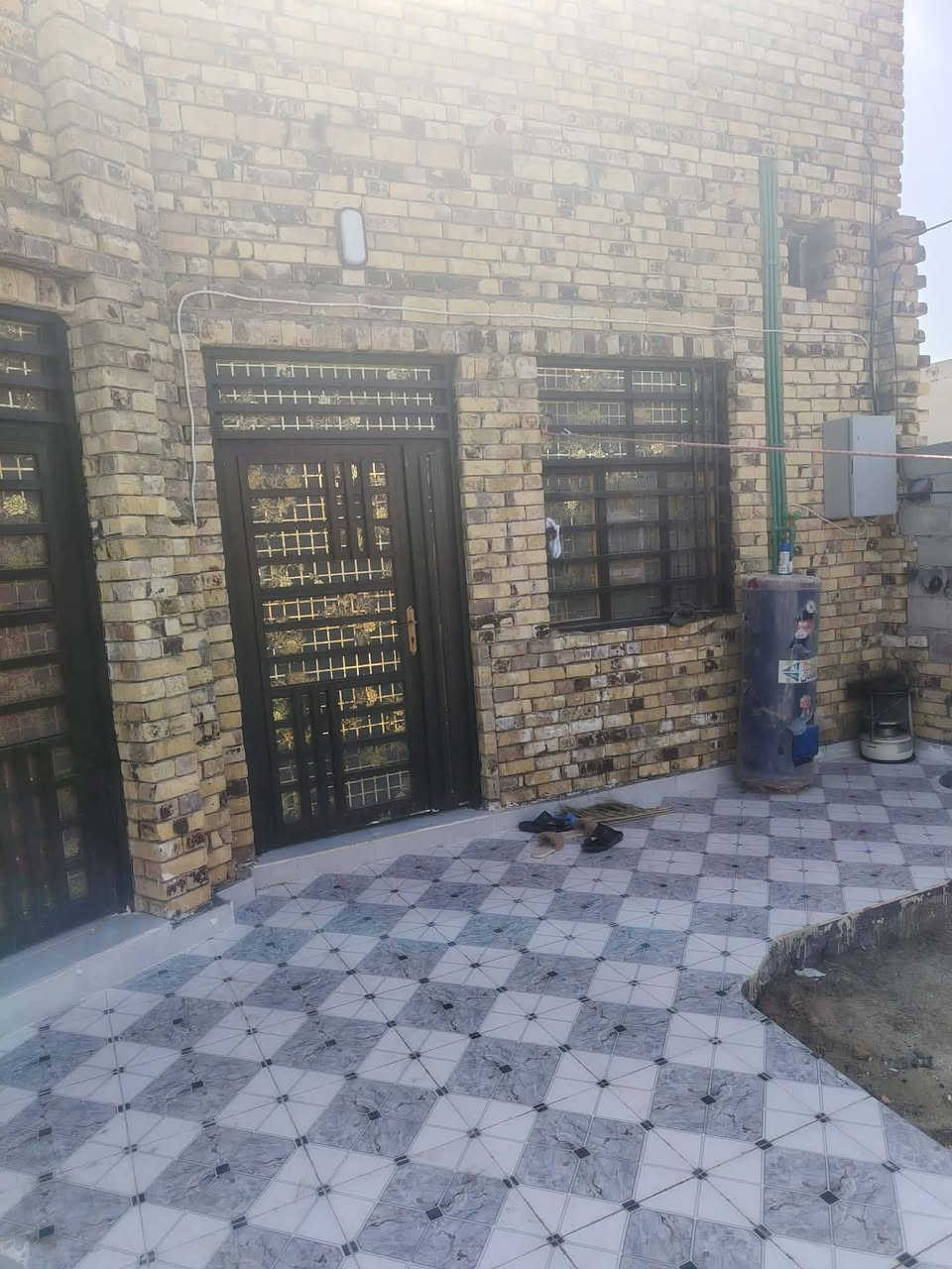 بيت جديد على طريق السنيه مساحة 200 متر بيت بناء طابوق يتكون من 2 غرف وستقبال ومطبخ وصاله وحمام ومجموعه الصحيات خارجيه حديقه للاستفسار على الرقم ***********
