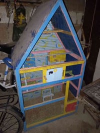 قفص للبيع مستخدم شي قليل السعر ٣٠ وبي مجال الشراي يتصل 07853555934