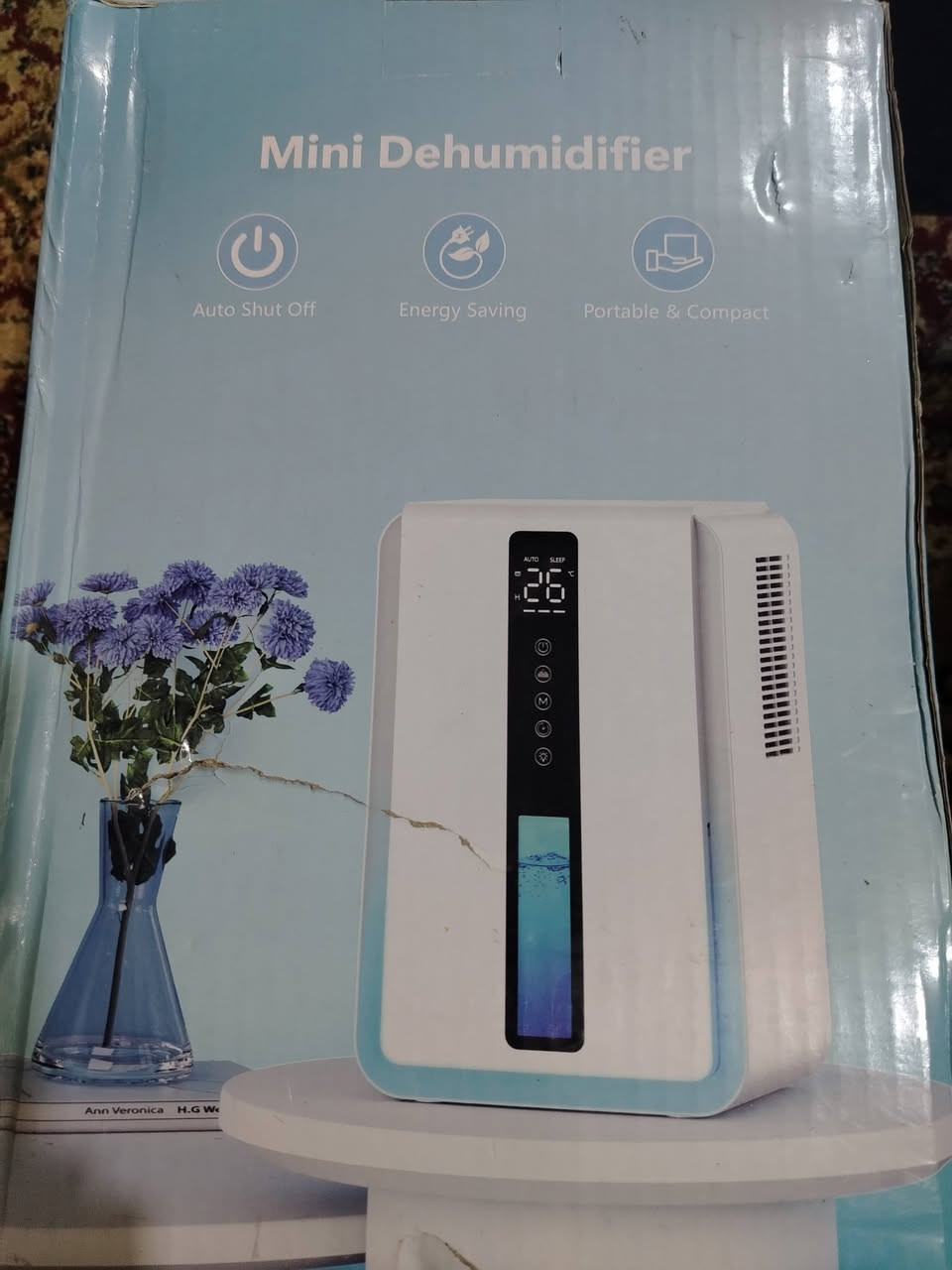 جهاز سحب الرطوبة الصغير (Mini Dehumidifier): يتميز هذا الجهاز بتصميم محمول ومدمج، وهو مناسب للاستخدام في الغرف الصغيرة، الحمامات، أو الخزائن.المميزات الرئيسية: يتضمن الجهاز شاشة LED لعرض نسبة الرطوبة، وخزان مياه بسعة تصل إلى 2.5 لتر تقريبًا، ومؤقت قابل للضبط.الأداء والسلامة: يعمل الجهاز بقدرة على إزالة كمية معينة من الرطوبة يوميًا، ويتوقف تلقائيًا عند امتلاء خزان المياه لضمان السلامة.تشغيل هادئ: غالبًا ما يشتمل على وضع ليلي أو وضع هادئ لتقليل الضوضاء أثناء التشغيل

الاستفسار خاص او واتساب ***********
