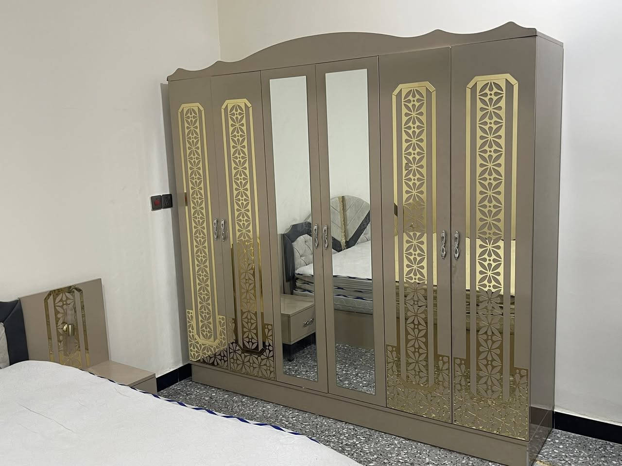 السلام عليكم 
غرفة تركي 
كنتور ٦ أبواب + جرباية +ميز تواليت + كومديات ٢
السعر ٥٥٠ الف وبيها مجال
دوشك نفرين ارتفاع ٢٧  ٣ طبقات طبي سعره ١٣٠ الف وبي مجال

***********
