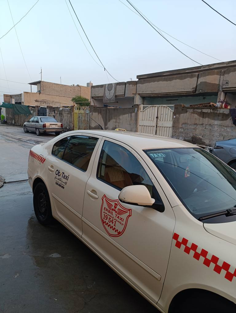 سكؤدا    مؤديل 2013.  گير   اتوماتيك 
3. پارچةى پيشى هةيتى كةميك ژورى گرتيه 
گير. و مةكينه و تةبريد و گةرمى مةزبووته 
كارةباى هةموو بةشةرت 
***********.       هةولير أربيل, العراق
