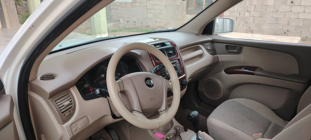 السلام عليكم للبيع كيا سبورتج 9 خليجي رقم سليمانية الدولي بسمي سنويه ل28 هزه وبارك جديد مكفولة من الصبغ والضرر عدى بارد فول موصفات فتحه نقصهه صدر نص عمر  السعر 130 وبيهة ومجال شي بسيط للاستفسار اكثر ***********
