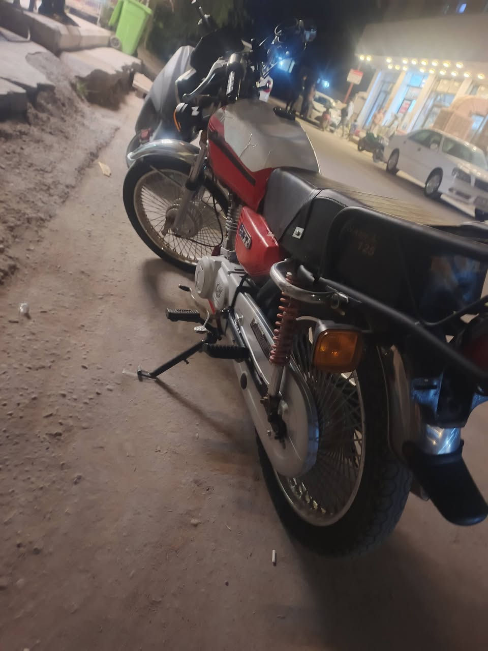 السلام عليكم دراجة للبيع اوراق مكفولة من كلشي جديدة الدراجة مديل 2021 كهربايات كلة شغالة مكاني حلة جسر نادر سعرة 450وبية مجال اتصل ***********
