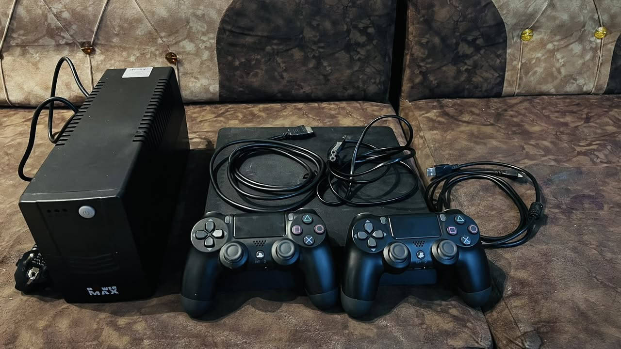 للبيع بلي فور مهكر مع كامل ملحقاته بيه 5 العاب وتكد اتنزل بعد +يو بي اس والسعر 290وبيه مجال بسيط مكاني الفلوجه وهاذه رقمي للتواصل واتساب ***********
