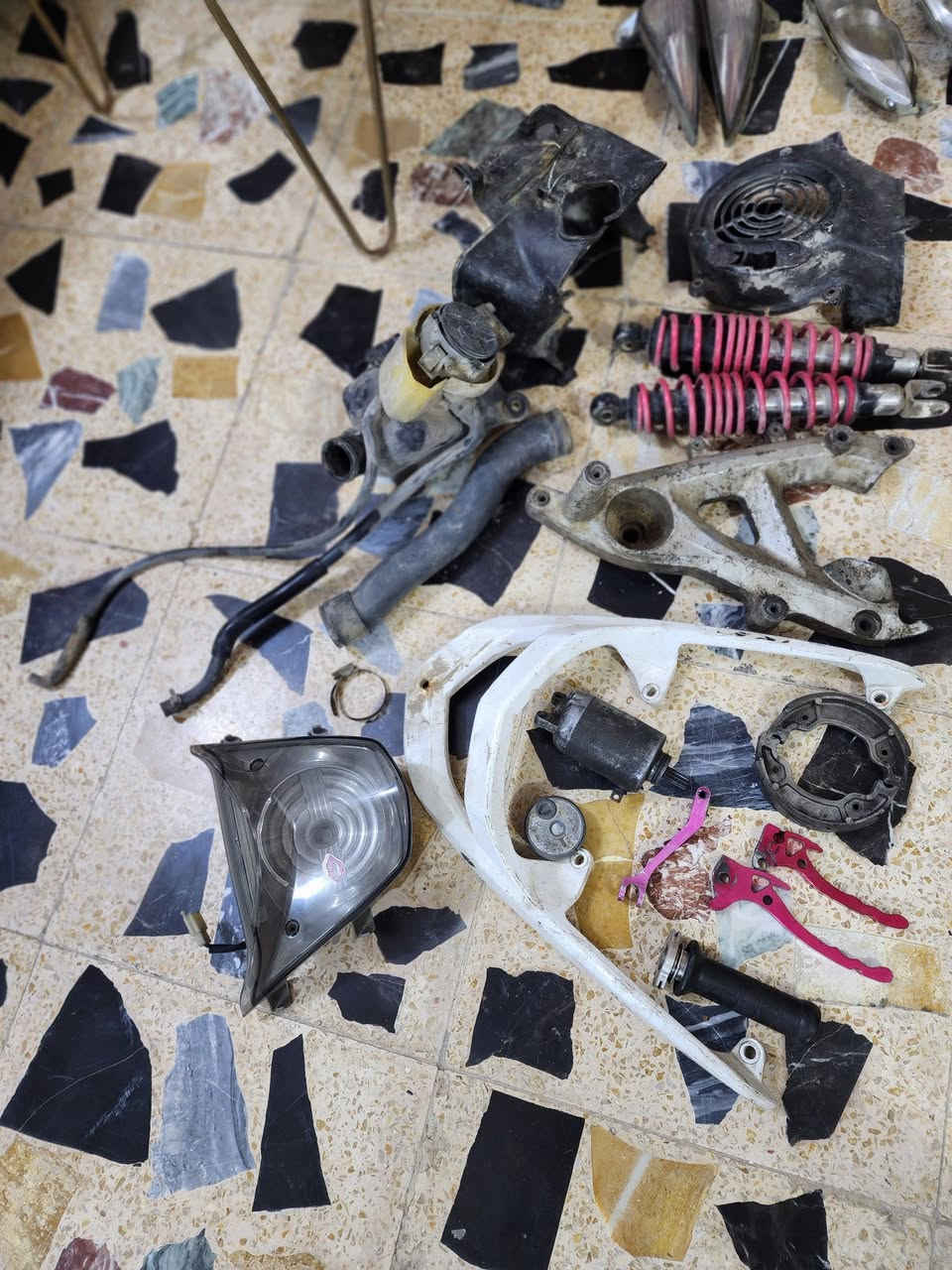 ضفيره كامله بلاديه ويه العقل سعرها 40
طابوكه نضيفه وياهه ملف وفلاويين بيها روله معووجه سعرها 25
مازداات اماميه واشاير خلفيه اربعه كلهن ب 20 

سوبر وواقيه صالنصه ب10 

سلف بلادي ويدات بريك رياضي ب25 

كلج امامي ب 10 صالنصه صوتها عالي ب 15 

تانكي سعره 10 شاصي وستيرن ب25 

بك لايت سعره 15 بنزات سعرهن 10 عضمه ب 5

دبلات امامي وخلفيات وياهن ماشه وفج ب 50

هاوزن وركبه باانزين كامله سوادات مكينه 
مكاني حي اور سبع قصور 
***********
