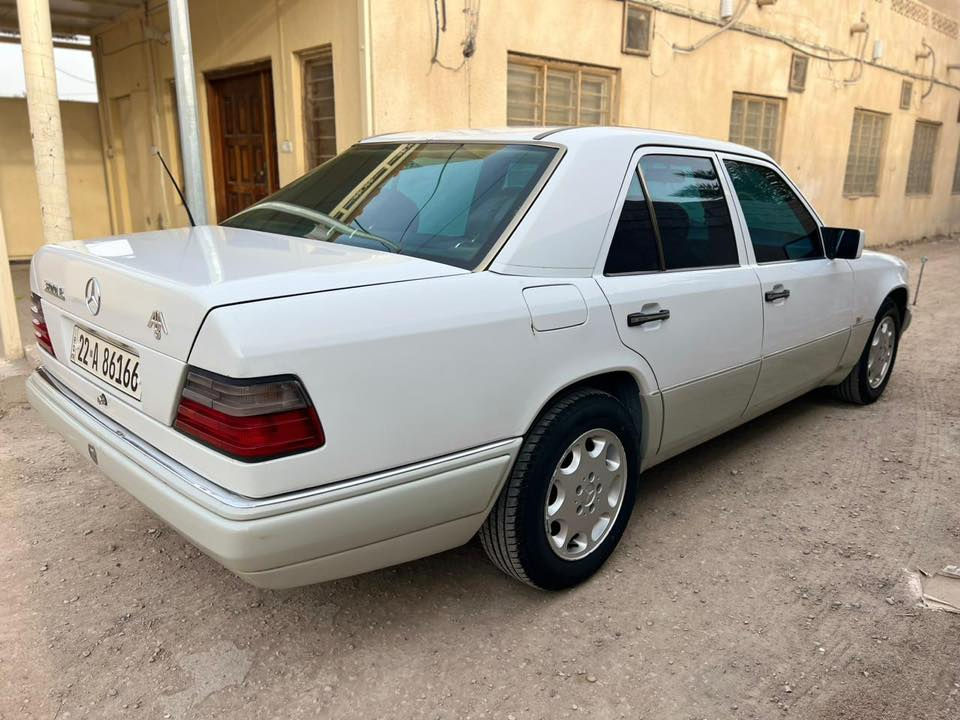 السلام عليكم 
مرسيدس دب موديل 1991 بلادي بدون صبغ على وضع الشركة قطعة وحدة صبغ جاملغ امامي ايمن 
مواصفات السيارة 
محرك 300 قبق اسود
غرفة مخمل جديدة كراسي كهرباء 
تبريد ثلج 
تجاوي قلاب 
تدفئة جامة الخلفية 
مثبت سرعة 
ABS شغال 
السيارة جاهزة بدون اي نقص  
السعر 92$ 
مكاني البصرة / قضاء المدينة 
رقم التليفون ***********
غير متواجد على الفيس
