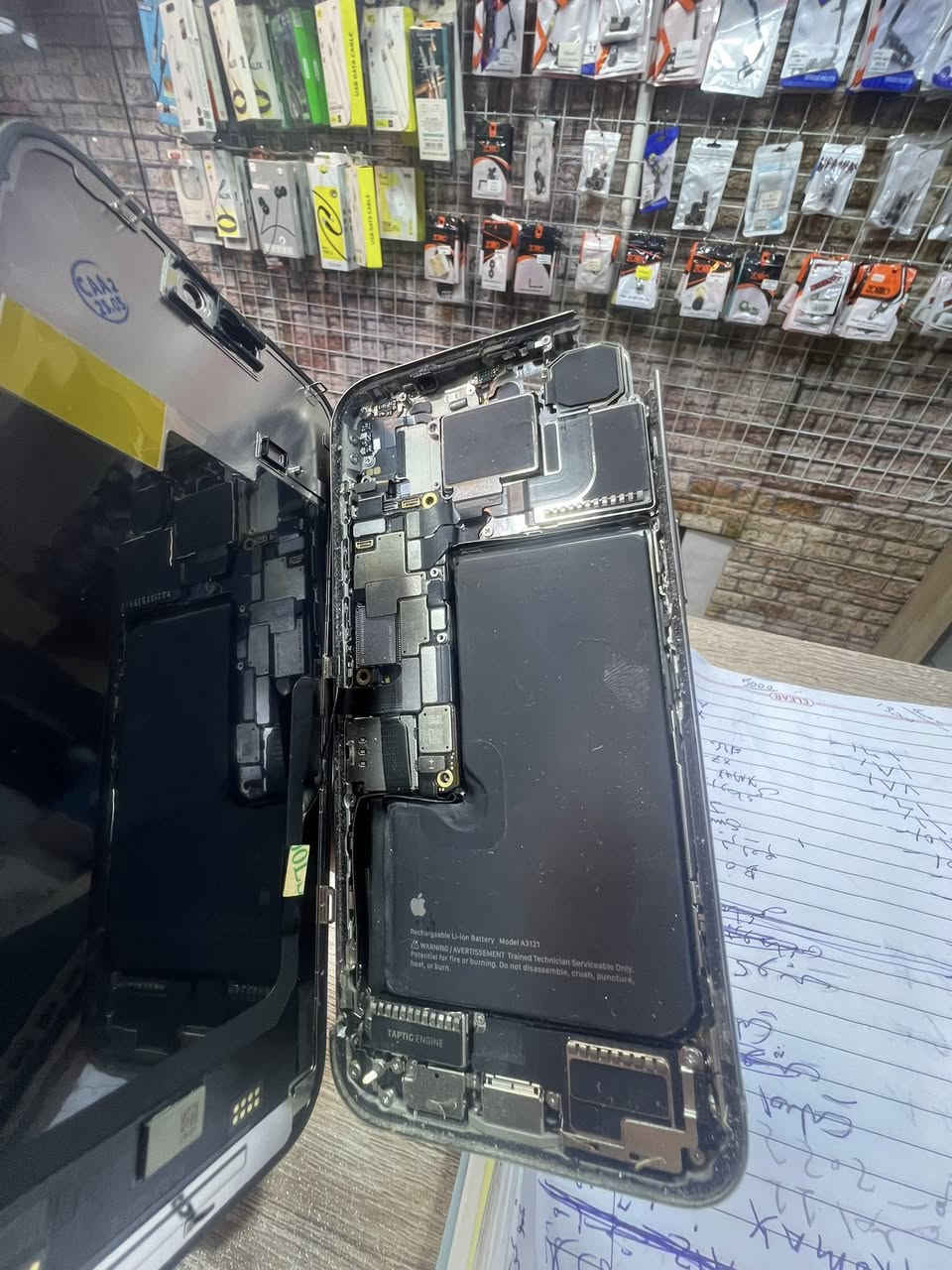 السلام عليكم ايفون 15 برو ماكس ٢٥٦ شاصي مكسور شاشه مبدله وسيم كارت واكف ع هل حطه
٤٠٠ الف سعره ***********
