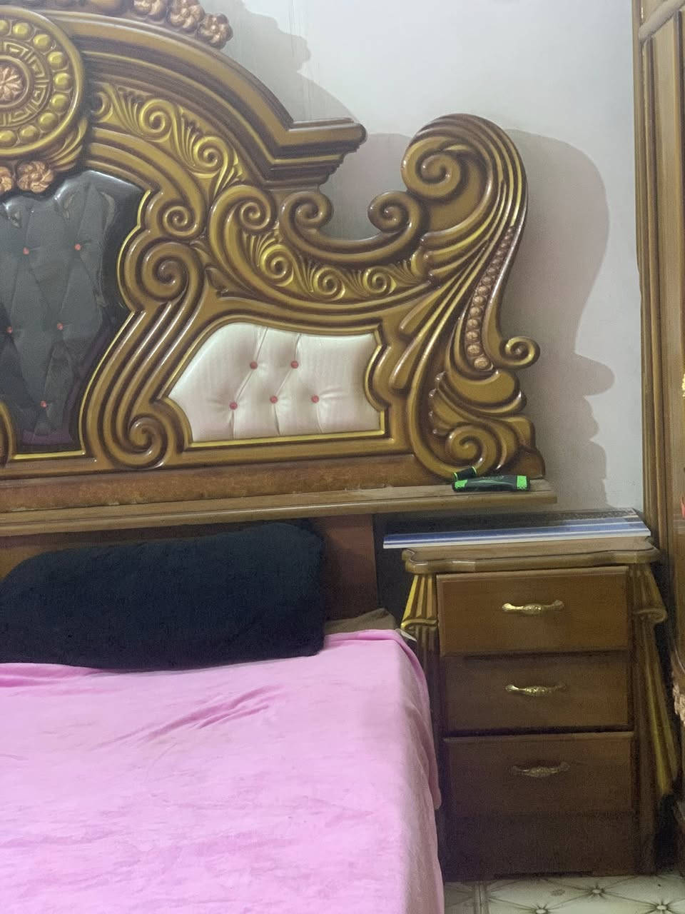 غرفة اخشاب ٦ ابواب ملحق نظيفة ومرتبه للبيع *********** بغداد حي اور
