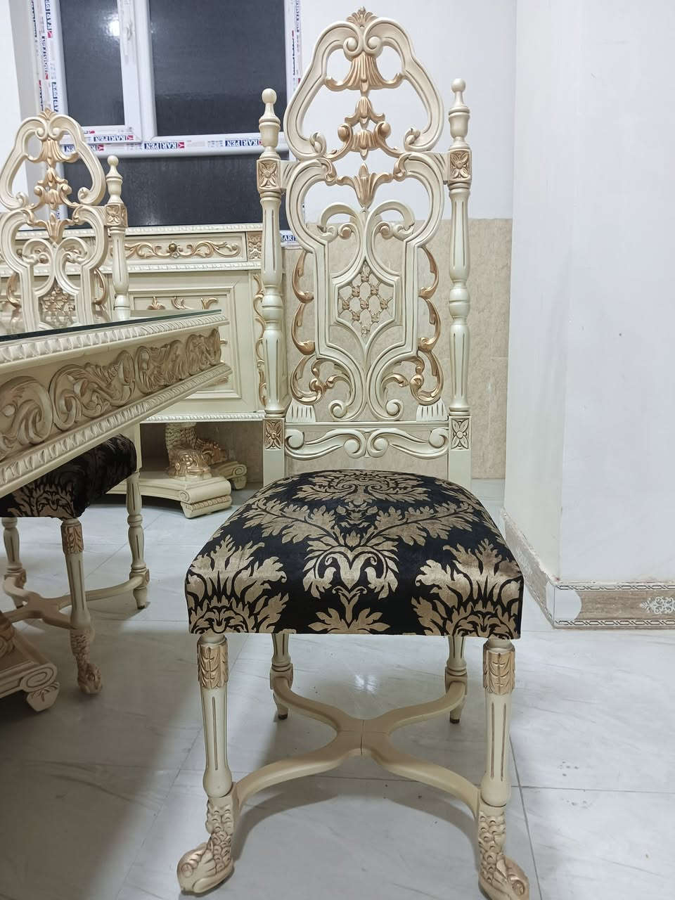 يعلن معرض لبنان للاثاث عن تخفيضات هائلة لغرض التصفية..
تخفيضات للاسعار تصل إلى 50٪.
غرف طعام
تخم كلاسيك ومودرن
غرف نوم
وخصم خاص للعرسان 💏
غرفة طعام  10مقاعد
من اجود انواع الخشب والأقمشة والاسفنج
عمل وحفر يدوي بكادر حرفيين لبنانيين 
 
السعر القديم ❌❎     6000$❎❌ 
السعر الجديد ✅        4000000✅ اربعة مليون دينار عراقي 
سارعوا بالحجز الكمية محدودة للاستفسار الاتّصال على الرقم 
*********** 
‭***********
