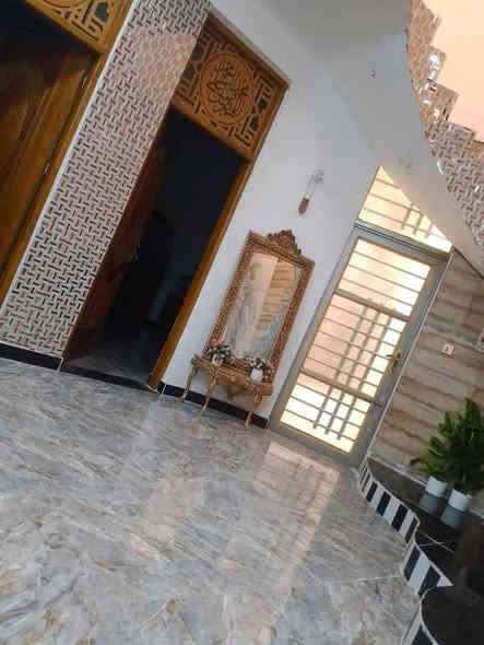 سلام عليكم للبيع زراعي مشمول بالتطويب مرقم كوت حي الخضراء مقابل المعارض البيع المباشر المساحة 250 متر طابق واحد غرفتين نوم واسقبال وصاله ومطبخ وصحيات داخليه وخارجية ومناور عدد 2 وكراج وحديقه بناء درجه اولى للاستفسار ***********
