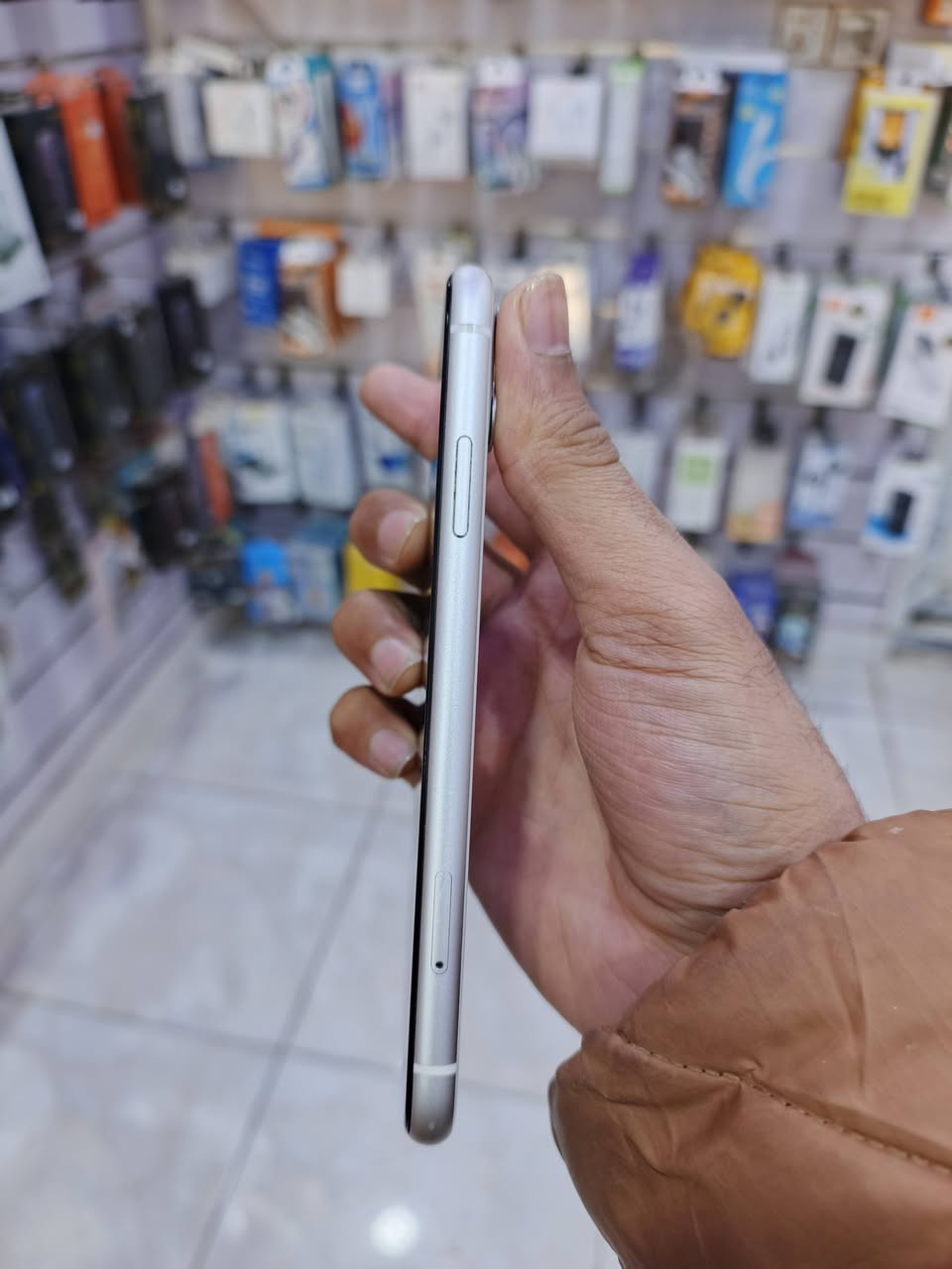 ايفون11 جهاز  يخبل نضافه فول كله بلادي مامبدل بي شي
ذاكره128 كله شغال ويا شاحن ابل اصلي سعره250 ويرهم مراوس غير الايفون ***********
