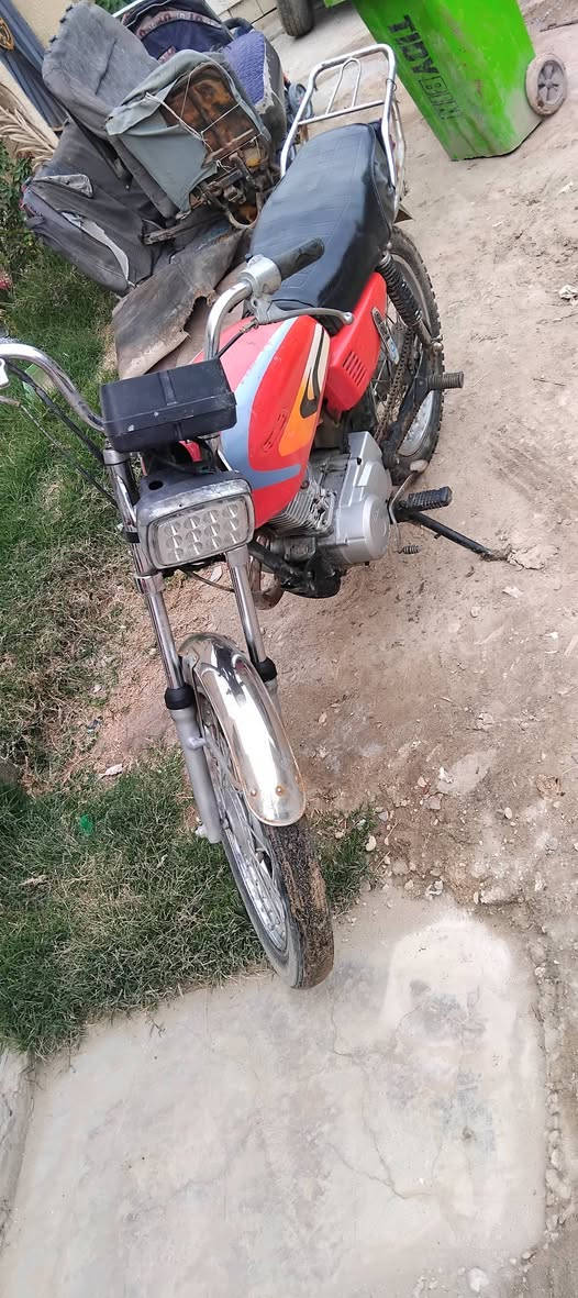 السلام وعليكم دراجه اربعه كير كلك مكفوله مكفوله كهربائيات شغاله لايت بك لايت نشره محرك كير شاصي خير من الله سعر 350 وبيه مجال حك جيه


**إذا كنت صاحب هذا الإعلان وتريد حذفه لأي سبب، رجاءا أرسل رسالة إلى الدعم الفني**