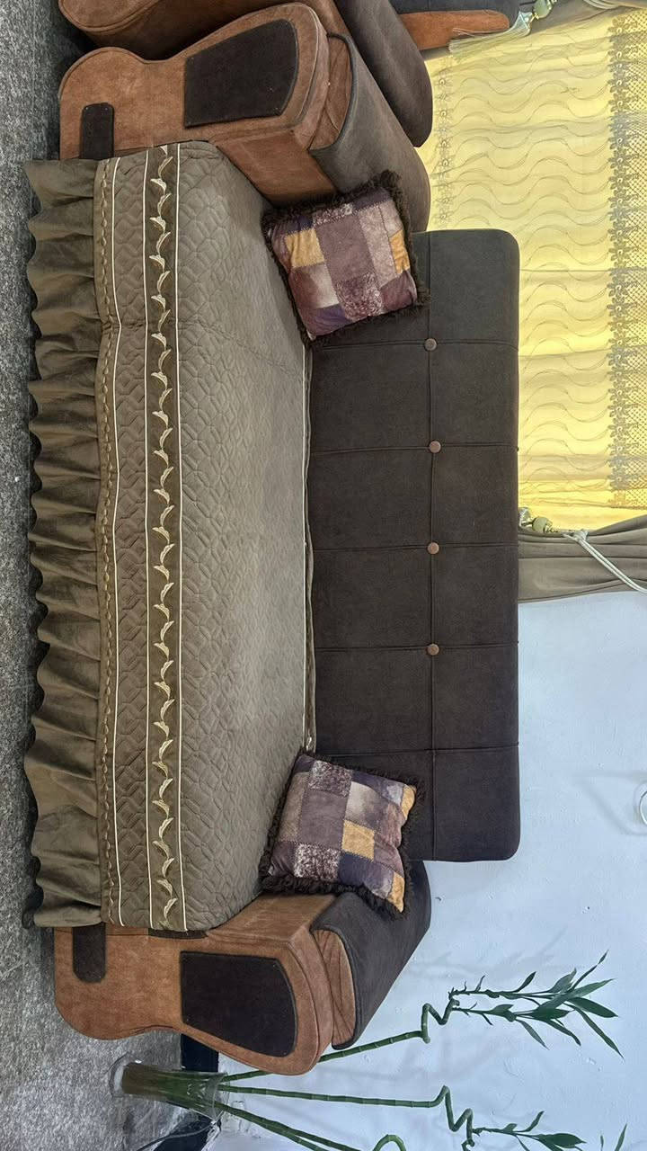 قنفات للبيع عدد ١٠ مقاعد
٢ كبار و  ١  سط و  ٢ صغار
للاتصال  ***********
