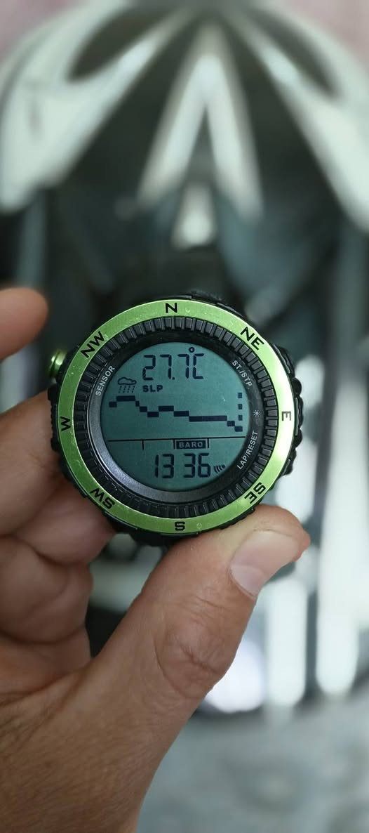 ساعه 
 طراز LAD WEATHER،   من سلسلة "Sensor Master" (مثل lad004 أو lad024). 
الميزات الرئيسية
تتضمن هذه الساعة المخصصة للأنشطة الخارجية مجموعة من المستشعرات والميزات المفيدة: 
مستشعر ألماني عالي الدقة.
توقعات الطقس: تتنبأ بالطقس باستخدام أيقونات (مشمس، غائم جزئيًا، غائم، ممطر، عاصف) بناءً على التغيرات في الضغط الجوي.
مقياس الارتفاع (Altimeter): يقيس الارتفاع الحالي ويتضمن رسمًا بيانيًا لتاريخ الارتفاع المسجل كل ساعة.
مقياس الضغط الجوي (Barometer): يقيس الضغط الجوي ويعرض رسمًا بيانيًا لتاريخ ضغط مستوى سطح البحر.
بوصلة رقمية (Digital Compass): توفر قراءات الاتجاهات وإمكانية المعايرة.
مقياس الحرارة (Thermometer): يقيس درجة الحرارة المحيطة.
ميزات أخرى: تشمل ساعة إيقاف (كرونوغراف)، ومؤقت للعد التنازلي، ومنبه يومي، وإضاءة خلفية. 
السعر خاص يوجد توصيل


**إذا كنت صاحب هذا الإعلان وتريد حذفه لأي سبب، رجاءا أرسل رسالة إلى الدعم الفني**