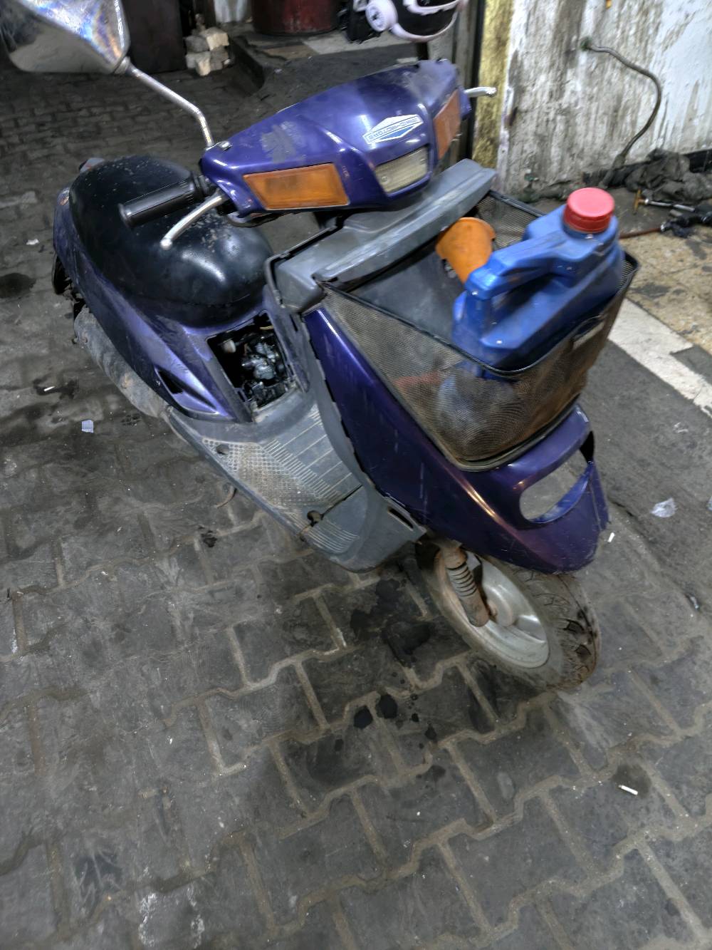 دراجة بزون متروكة تاير مبنجر بس شغالة التانكي مالتها مزروف يحتاج تبدل بس تانكي والمكينة شغالة بلادي ممفتوحة مكاني بغداد الكسرة السعر 150 وبيها مجال للطيبين
شنو الموديل المحدد للسكوتر؟: 
دراجة بزون ام السلة
كم المسافة المقطوعة تقريباً؟: 
٠
هل هناك أي قطع تحتاج إلى صيانة أو تغيير؟: 
التانكي + تاير مبنجر 
وين موقعك الحالي لاستلام السكوتر؟: 
بغداد الكسرة
شنو السعر المطلوب للسكوتر؟: 
١٥٠