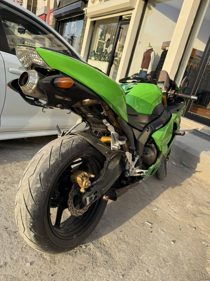 السلام عليكم
كوزاكي نينجا ZX-6R 2006 وارد يابان دخول جديد 
بدون رقم ماشية 39 
مكفوله من كلشي 
عليها غراض من اليابان جاملغ كاربون مري جانبيه جامه اماميه سوده لايتات زنون عالي ناصي 
الدراجه كلش جديده وقويه 
مكاني بغداد المنصور 
***********
