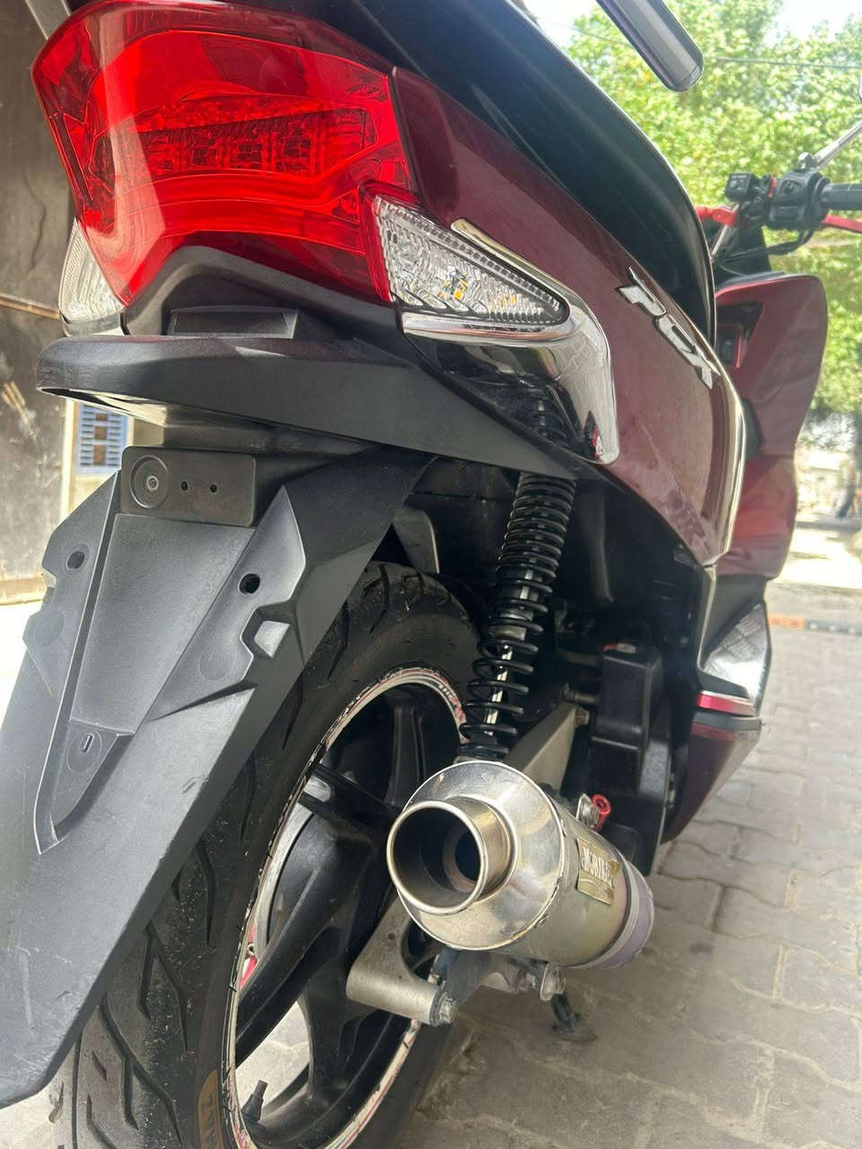 السلام عليكم للبيع دراجه pcx جيل الثاني دراجة مال رمبه ماخذها رمبه اوراق المعرض  موجوده الدراجه على ايدي حجم  مكينه 125 ياباني وارد ياباني دراجه جديده مال جناي وعلى ايدي
دراجه كامله تزويد رياضي بلادي أستان كهربائي حساس ازدحام الدراجه مكينه لوك شلعه معدل خير من اللّٰه دراجة بمعنئ الكلمه واحلى من الصور مال جناي المكان بغداد شارع الكفاح
دراجة مكفوله اي نقص مابيه
السعر 18$ وبيه مجال تعال وتشلع عيوني 
اي استفسار. *********** اتصال + واتساب فقط
