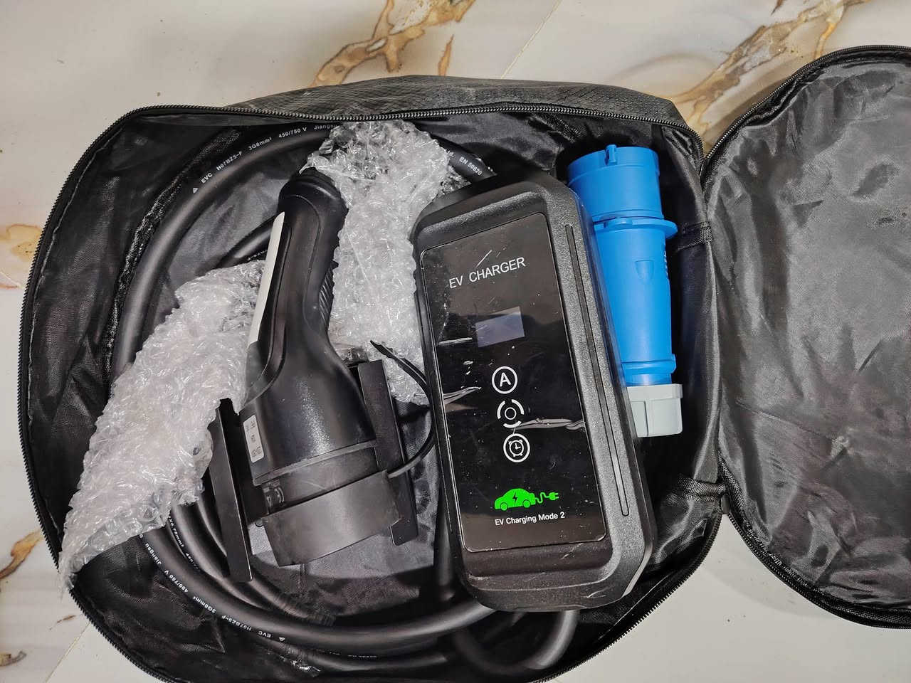 شاحنة سيارة للبيع للاستفسار عالرقم *********** يوجد توصيل
